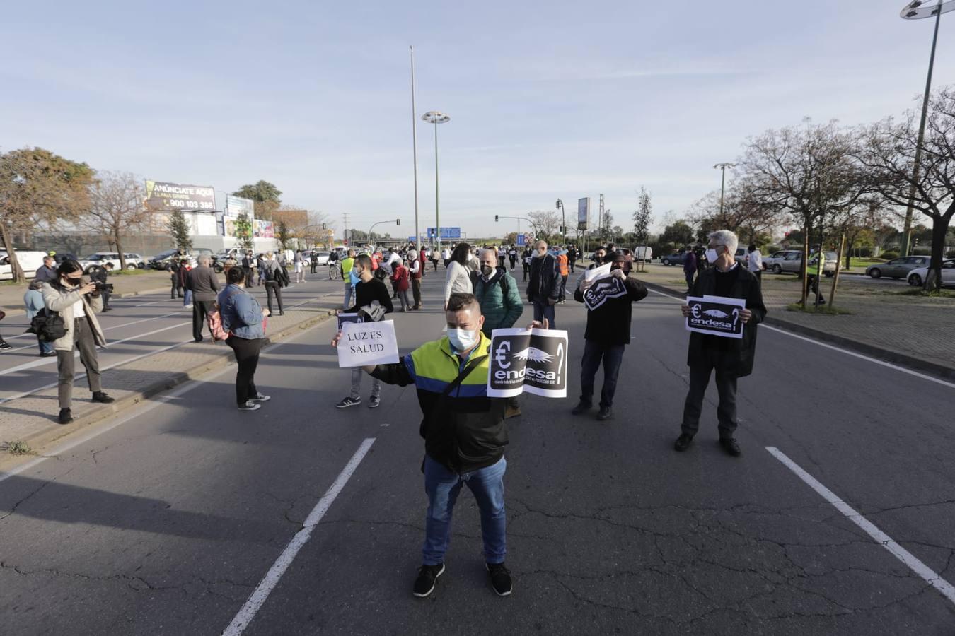 En imágenes, protesta de los vecinos del Polígono Sur por los cortes de luz en Sevilla