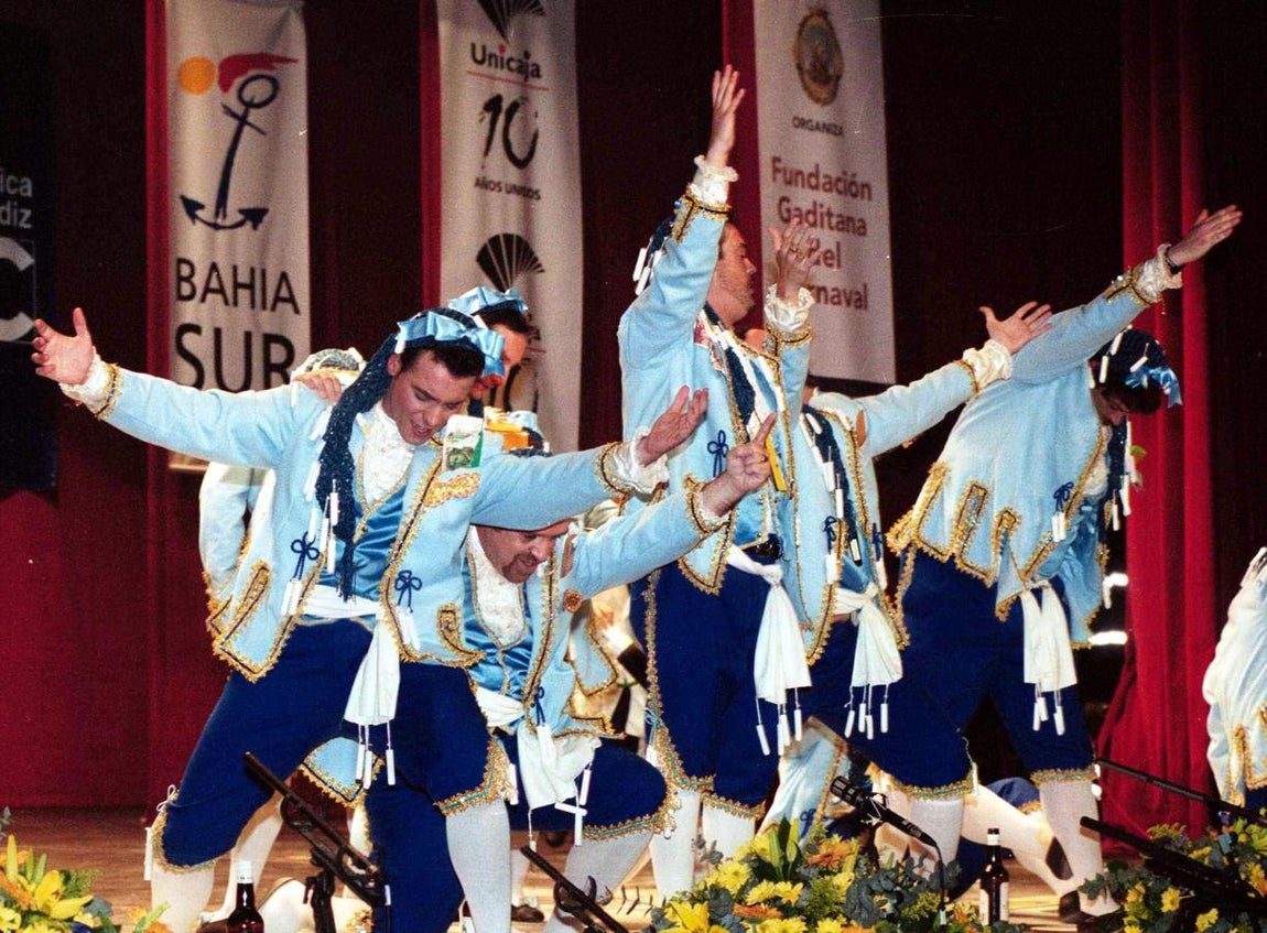 La chirigota de José Guerrero 'Yuyu', 'Tampax Goyescas, comparsa fina y segura', se impuso finalmente a sus principales rivales del 'Atlético Agujetas' de Manolo Santander (2001)