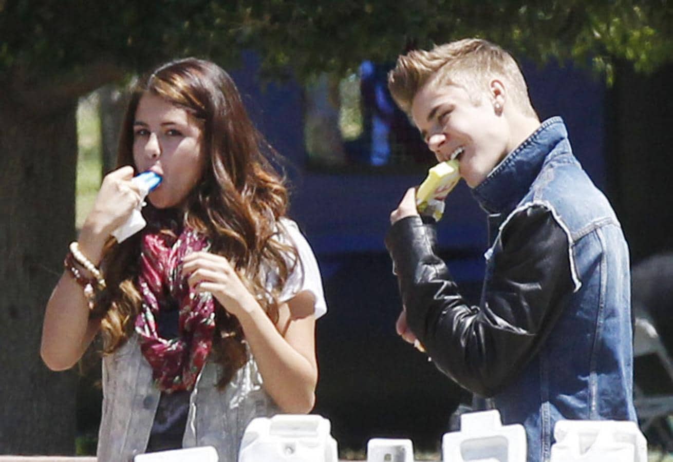 Justin Bieber. En 2011 el cantante invitó a su entonces novia, Selena Gomez, una romántica cena en Staples Center  que le costó casi medio millón de dólares, pues alquiló el local entero para estar a solas con su chica