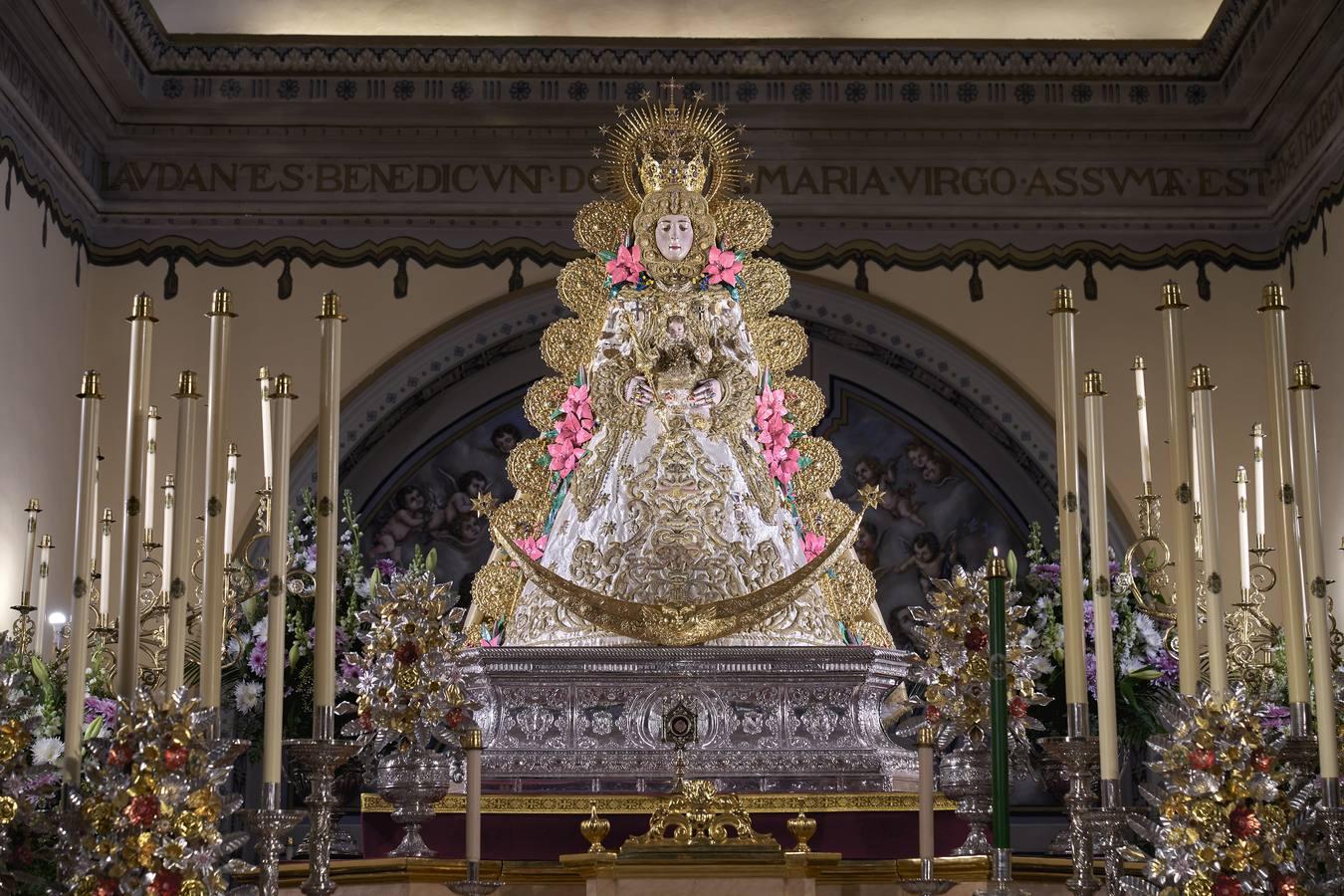 La Virgen del Rocío se engalana para celebrar la Candelaria