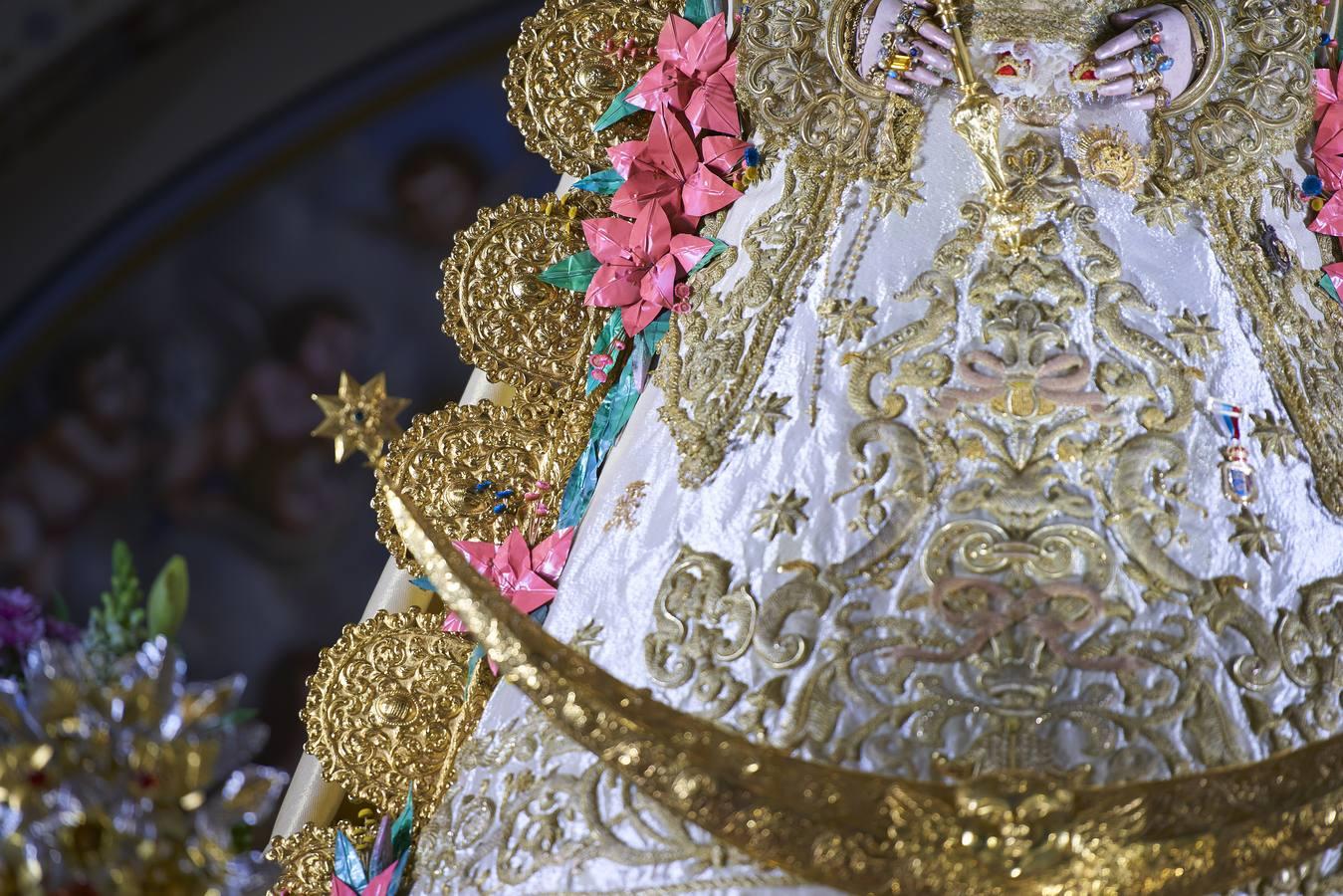 La Virgen del Rocío se engalana para celebrar la Candelaria