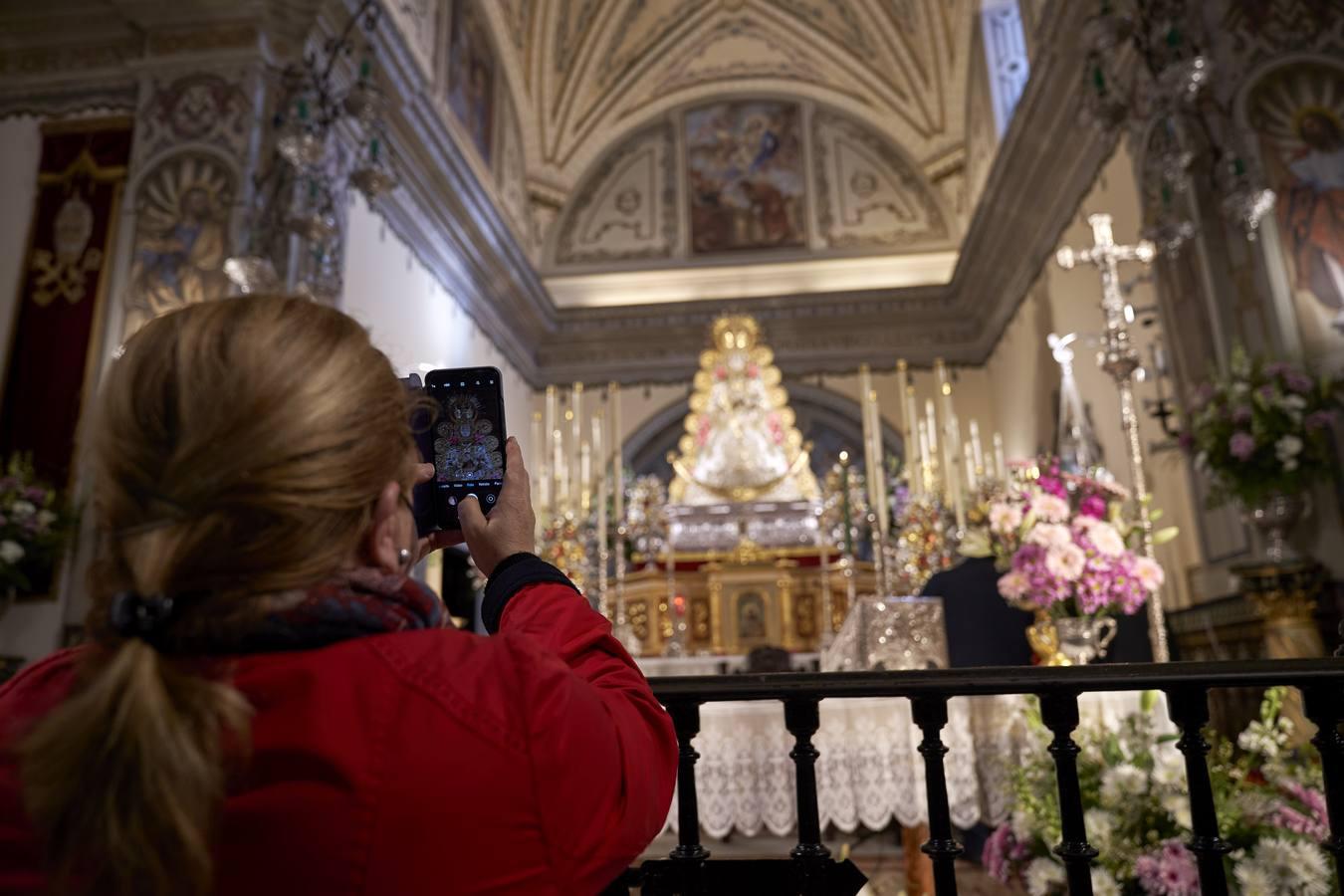 La Virgen del Rocío se engalana para celebrar la Candelaria