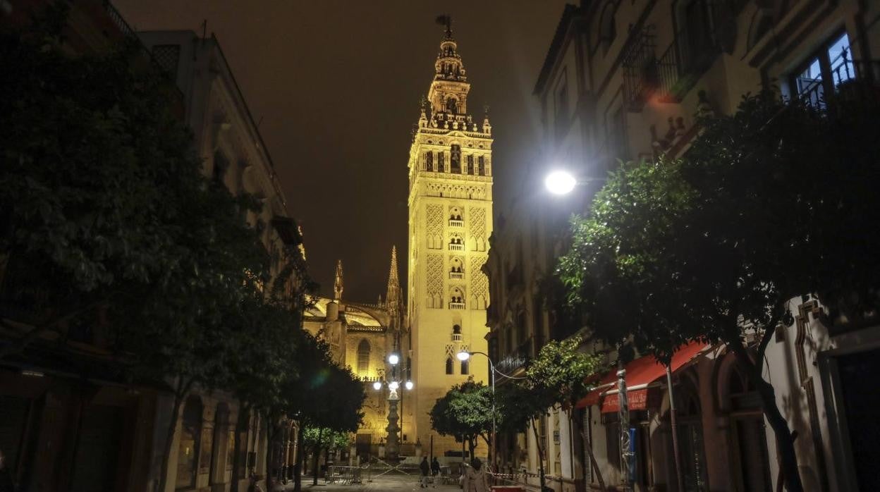 En Imágenes, el Ayuntamiento defiende la iluminación de la calle Mateos Gago