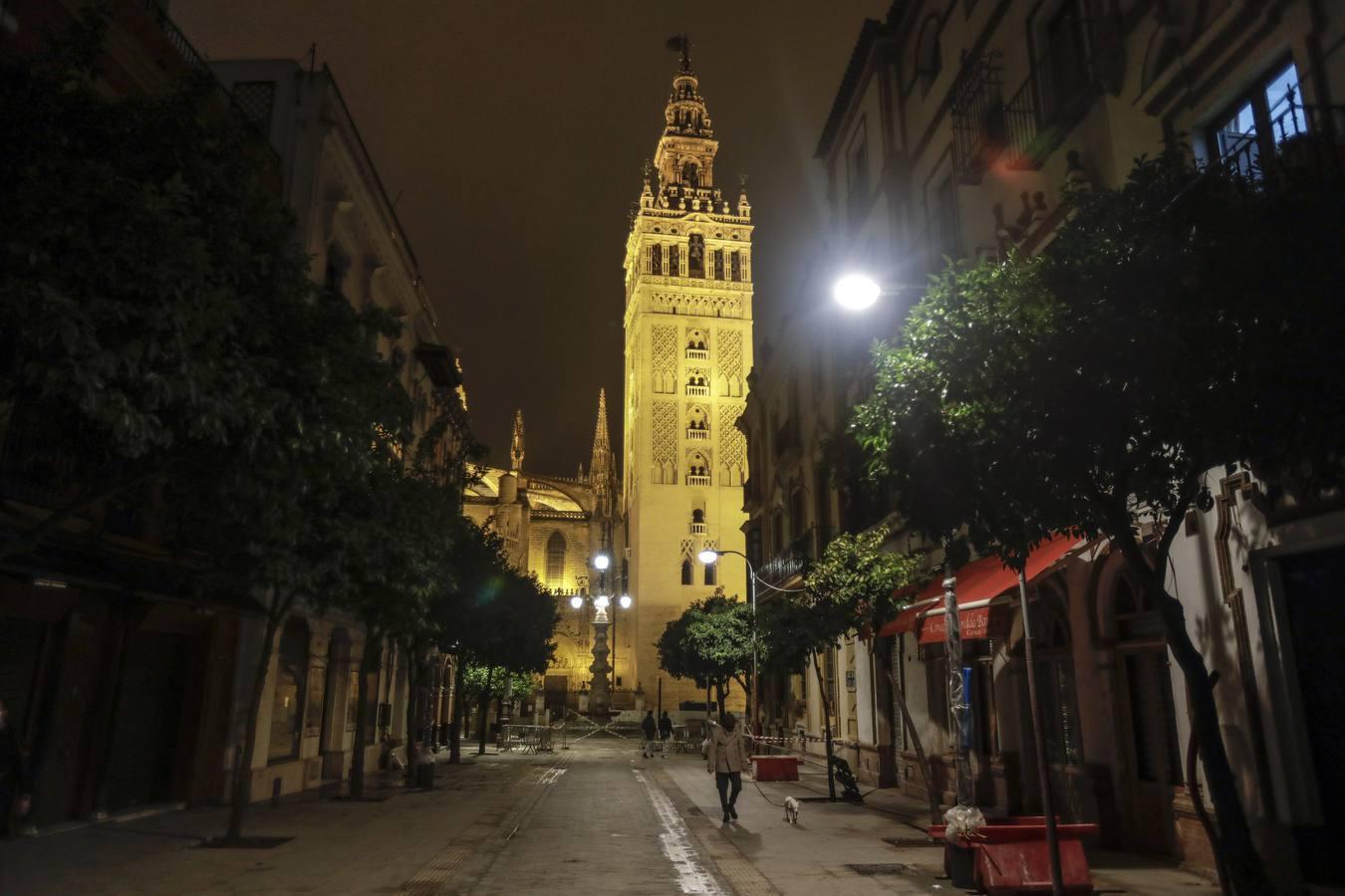 En Imágenes, el Ayuntamiento defiende la iluminación de la calle Mateos Gago