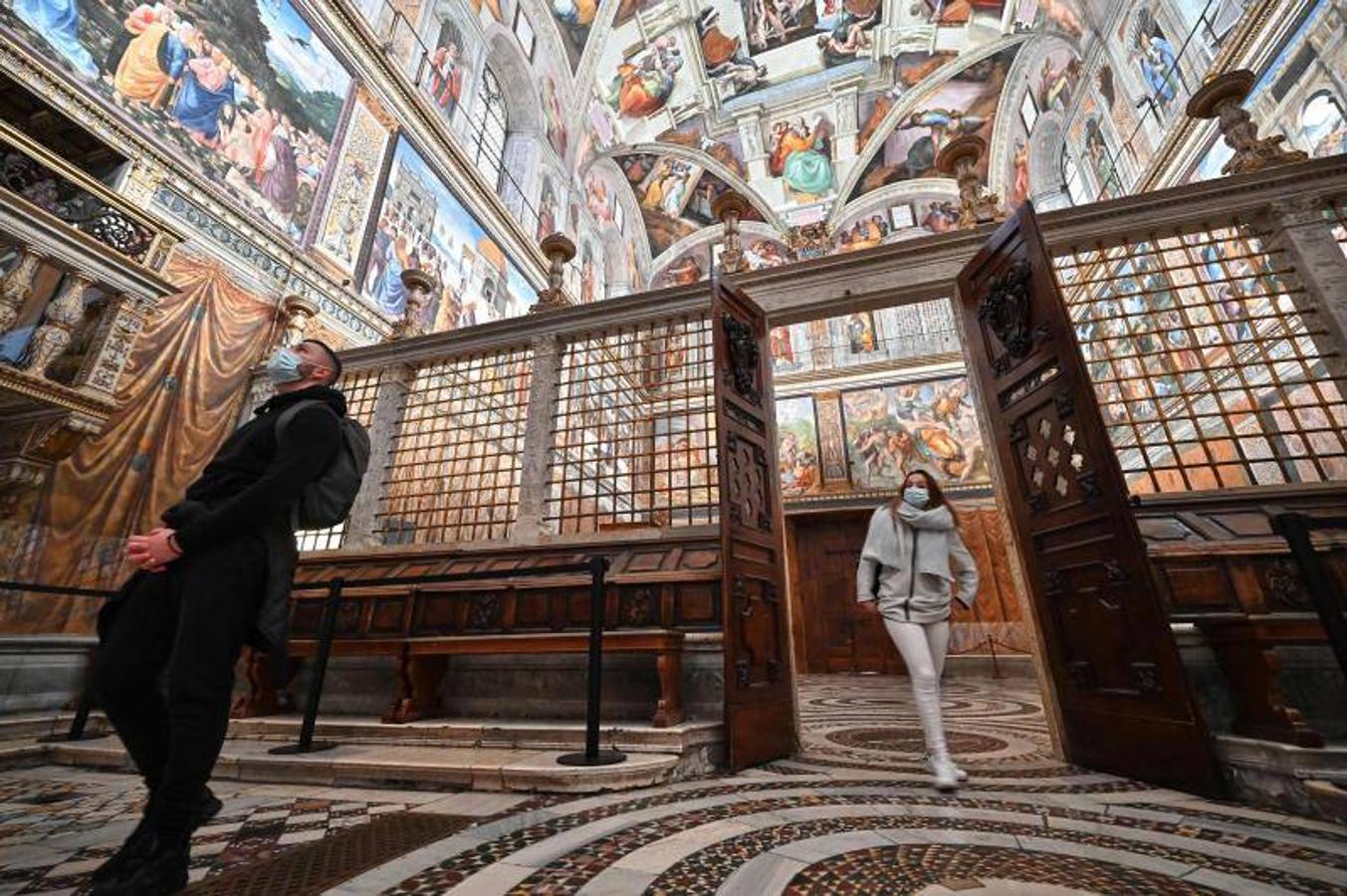 El recorrido por los Museos Vaticanos recién reabiertos resulta abrumador en las nuevas circunstancias. 