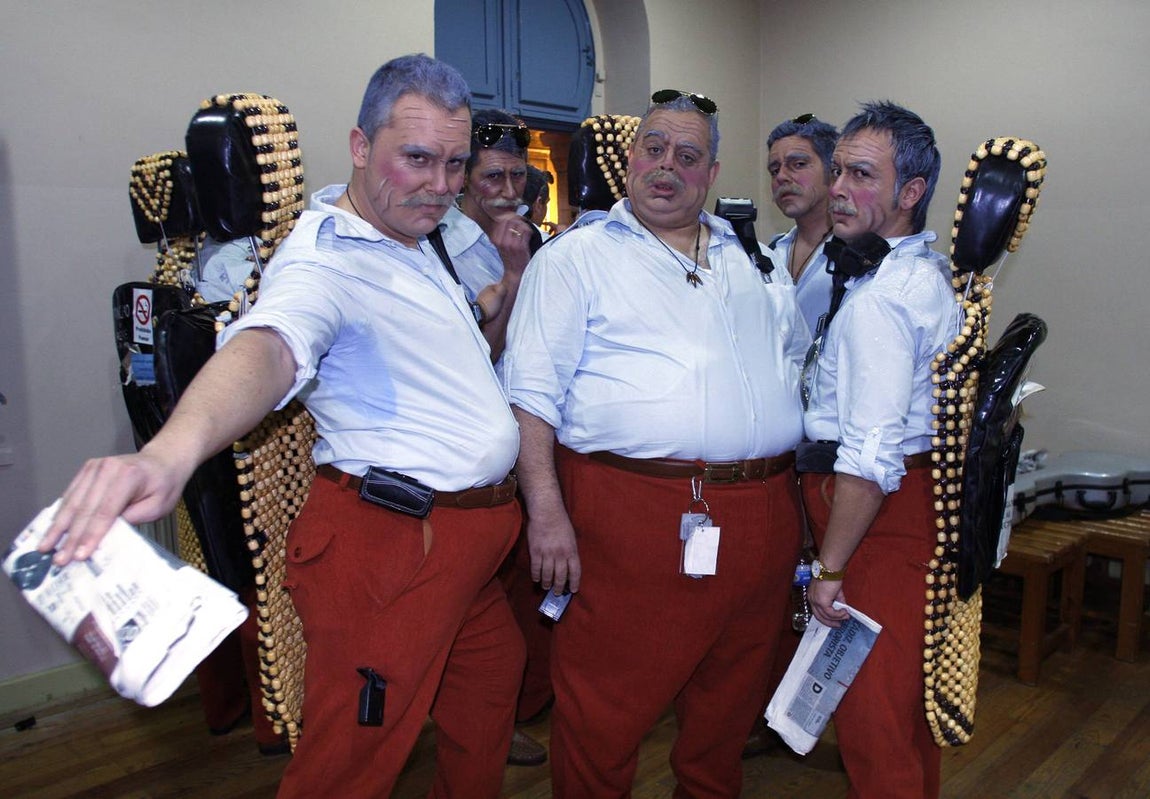 La chirigota del Canijo, 'Los que nunca te dan la espalda', con Germán G. Rendón y Chico escoltando a Antonio Pedro Serrano