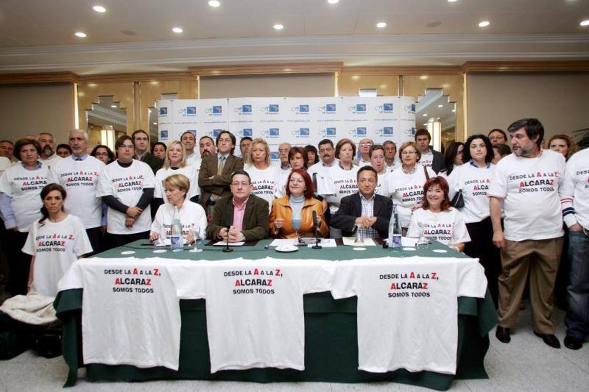 Querella contra el presidente de la AVT. La entonces tesorera de la Asociación de Víctimas del Terrorismo, Ana María Carro , durante la rueda de prensa que ofreció en octubre de 2007 después de que la Audiencia Nacional ordenara admitir a trámite una querella interpuesta por la Asociación de Abogados Demócratas por Europa (ADADE). contra el presidente del colectivo, Francisco José Alcaraz, por injurias al Gobierno, al que acusó de complicidad con ETA. En 2009 fue absuelto.