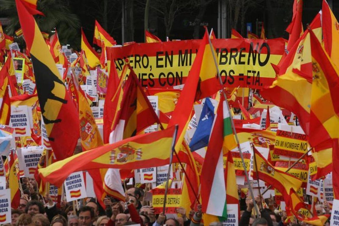 Febrero de 2007, «No en mi nombre». Entre la Plaza de colón y la Puerta de Alcalá discurrió otra inmensa marcha, convocada esta vez junto al Foro de Ermua y con la consigna «a ETA se la vence, no se la convence». Como en otras anteriores, nadie del Gobierno acudió