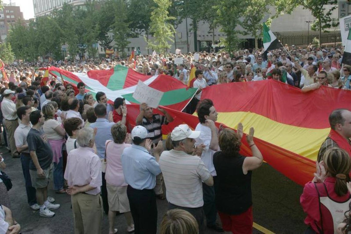 Junio de 2005, contra la negociación de Zapatero con ETA. La Asociación de Víctimas del Terrorismo convocó len junio de 2005 la primera manifestación contra la negociación del Gobierno con ETA. «Por ellos. Por todos. Negociación en mi nombre, no» fue el lema de la pancarta.