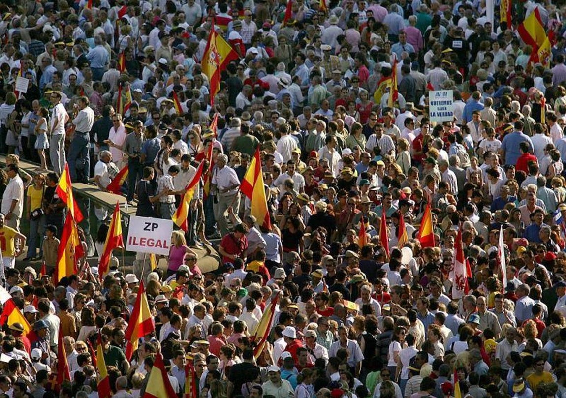 Junio de 2006, llamada a la «rebelión ciudadana». La insistencia de la AVT en contra del «proceso» que José Luis Rodríguez Zapatero emprendió con ETA fue máxima. «Queremos saber la verdad» y «Negociación, en mi nombre no» fueron los mensajes que volvieron a abrir la manifestación que se celebró en la Plaza de Colón de Madrid, donde se hizo un llamamiento a la «rebelión ciudadana».