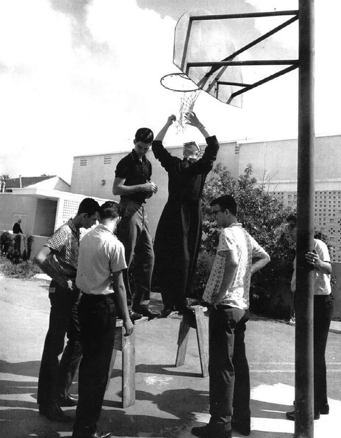 Instalación de una canasta en uno de los albergues. 