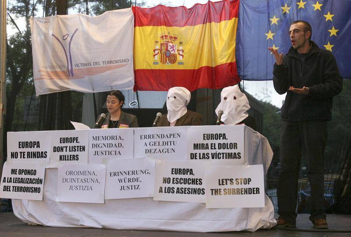 Europa, no te rindas. Centenares de personas se congregaron convocadas por la Asociación de Víctimas del Terrorismo (AVT) frente a la sede del Parlamento Europeo en Madrid, para protestar contra el debate abierto en la Eurocámara sobre el denominado proceso de paz, largamente solicitado por los socialistas europeos y al que los populares se habían opuesto. El diálogo del Gobierno con ETA para acabar con la violencia en el País Vasco recibió el respaldo por un estrecho margen de 10 votos. La resolución conjunta de los grupos socialista, liberal, verde e izquierda unitaria obtuvo 321 votos a favor, 311 en contra y 24 abstenciones.