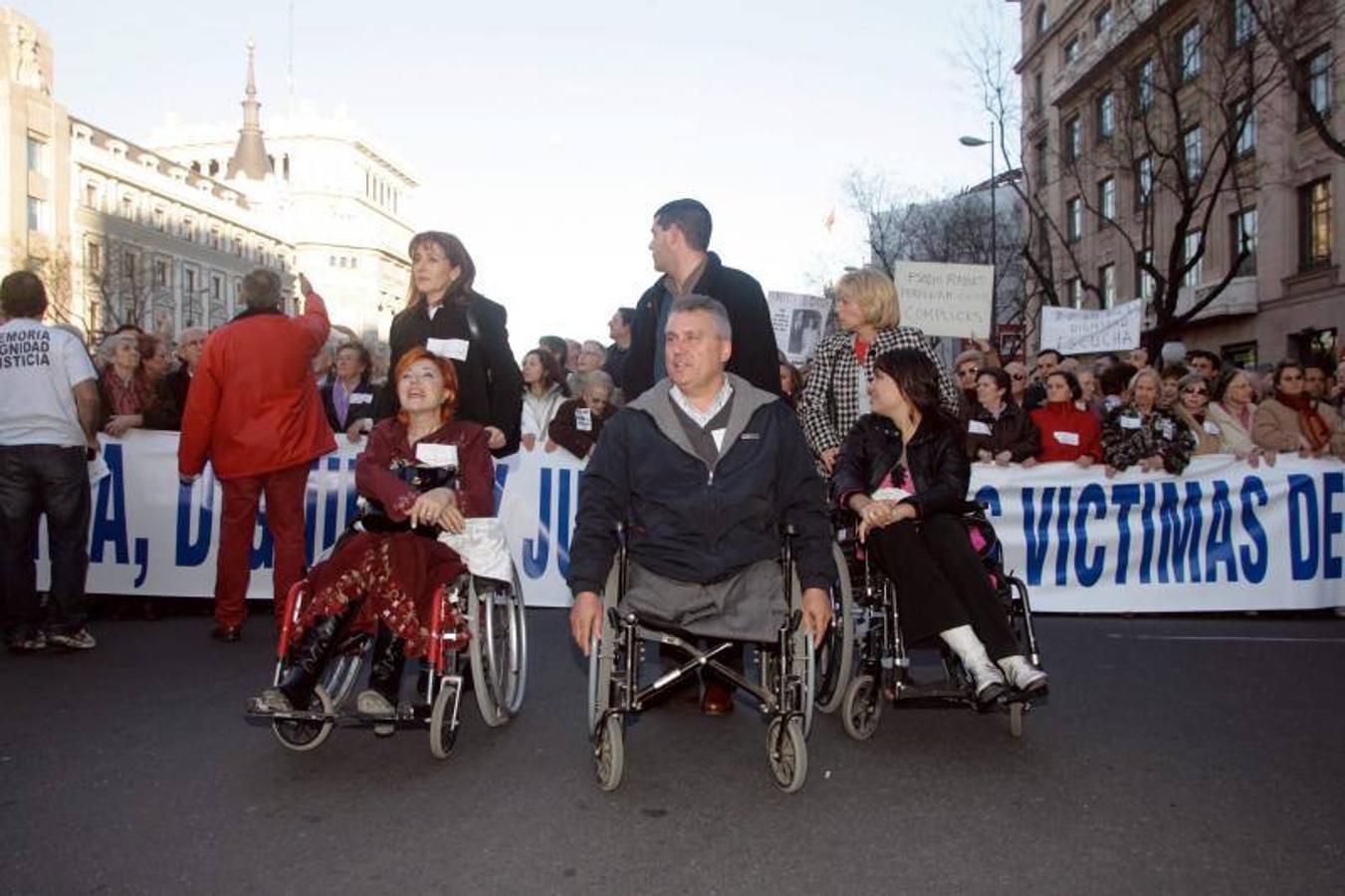 2005, hartos de la impunidad. En enero de 2005, la Asociación convocó una gran manifestación para reclamar en la calle que los etarras pasaran en la cárcel el tiempo que figuraba en sus condenas. Se marchó bajo el lema «Memoria, dignidad y justicia con las víctimas» en un recorrido que transcurrió en Madrid desde la plaza de Cibeles a la Puerta del Sol.