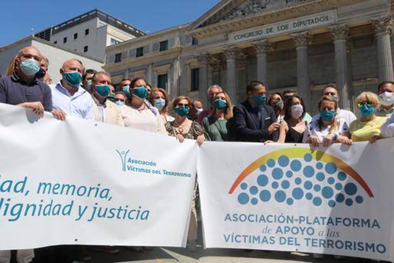 Protesta por los pactos de Pedro Sánchez con Bildu. La AVT decidió el pasado año no asistir al acto institucional que cada 27 de junio se celebra en el Congreso en homenaje a las víctimas del terrorismo. En su lugar, se concentraron a las puertas de la Cámara, donde la presidenta lamentó  los pactos entre EH Bildu y el Ejecutivo de Pedro Sánchez, señalando que "no todo vale por conseguir los apoyos necesarios para gobernar"..