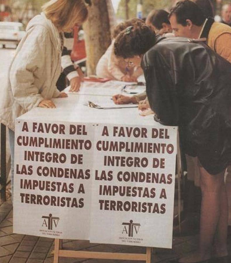 Objetivo: El cumplimiento íntegro de penas. En 1994, la Asociación desplegó una campaña de recogida de firmas para reclamar que los terroristas cumplieran íntegramente sus penas de cárcel, uno de los grandes fines que han perseguido como colectivo. Sus aspiraciones tardaron en materializarse.  Fue en la Ley Orgánica 7/2003, de 30 de junio, de Medidas de Reforma para el Cumplimiento Íntegro y Efectivo de las Penas.