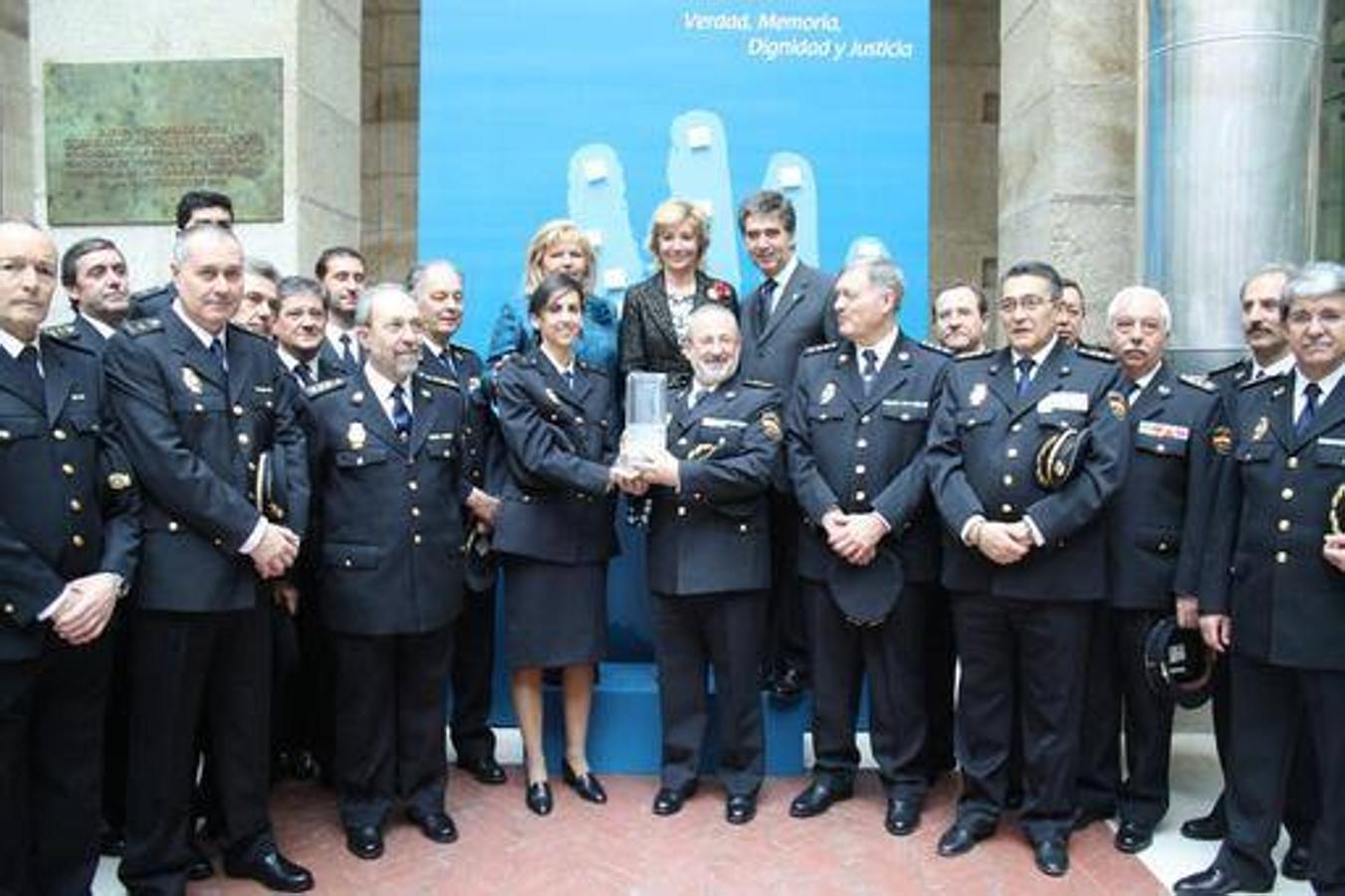 Fuerzas de Seguridad, I Premio «Verdad, Memoria, Dignidad y Justicia». Coincidiendo con su XXX Aniversario, la AVT concedió  en 2011 a las Fuerzas y Cuerpos de Seguridad su primer premio «Verdad, Memoria, Dignidad y Justicia». El galardón fue entregado en la madrileña Casa de Correos en 2012.