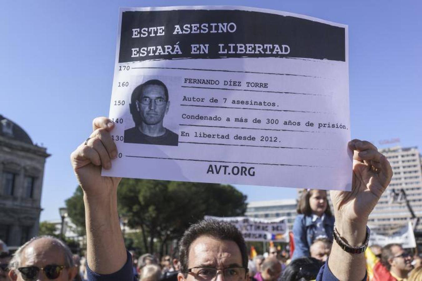 El espanto y la incomprensión. Decenas de miles de personasasistieron en octubre de 2013 a la concentración convocada por la Asociación Víctimas del Terrorismo (AVT) para mostrar la indignación y el dolor que provocó en la ciudadanía la decisión del Tribunal Europeo de Derechos Humanos (TEDH), con sede en Estrasburgo, de tumbar la doctrina Parot y, con ello, abrir las puertas de la cárcel a terroristas, violadores y asesinos en serie.