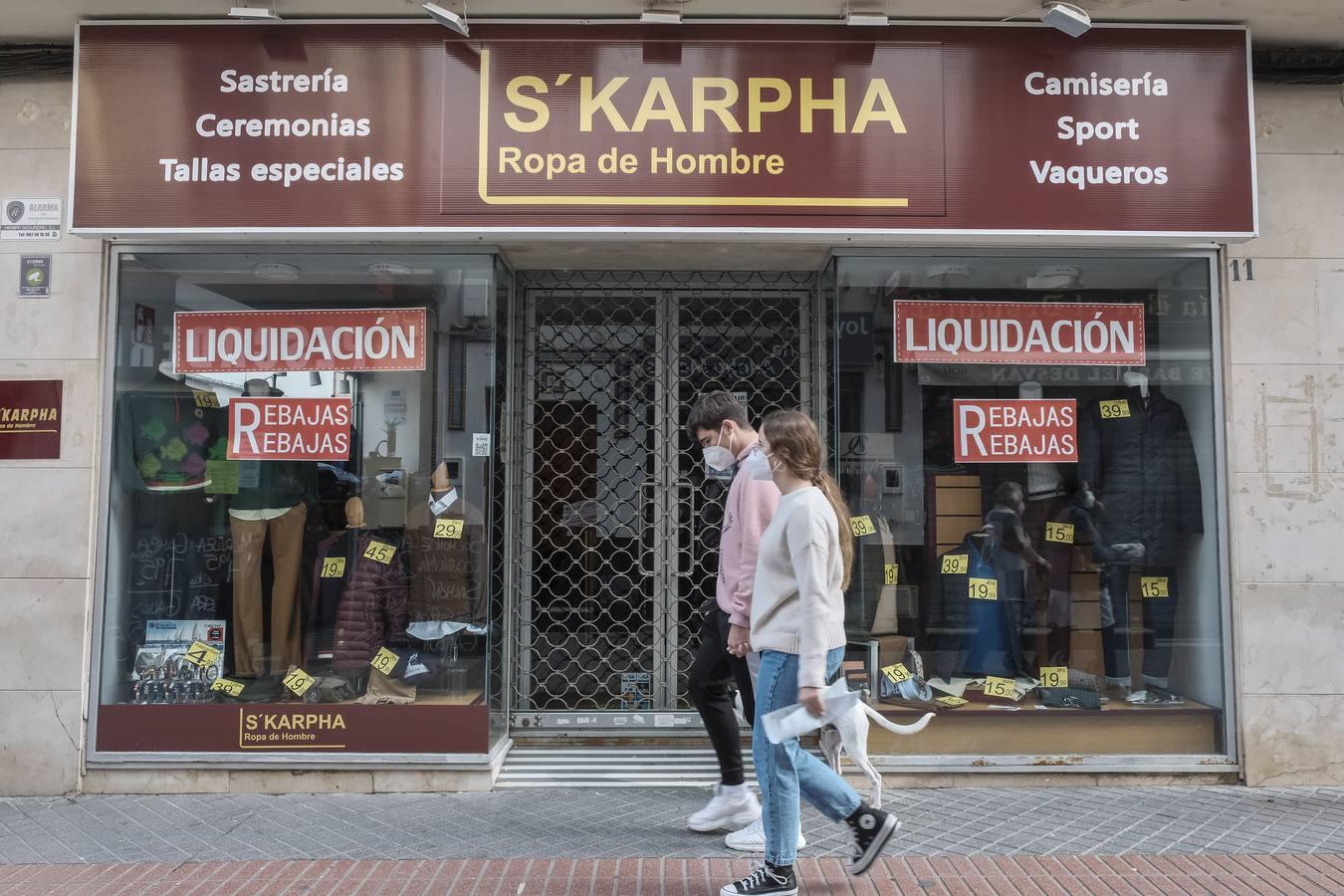 En imágenes: Dos Hermanas echa el cierre a los bares y a todo el comercio no esencial