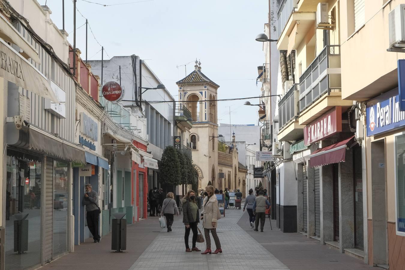 En imágenes: Dos Hermanas echa el cierre a los bares y a todo el comercio no esencial