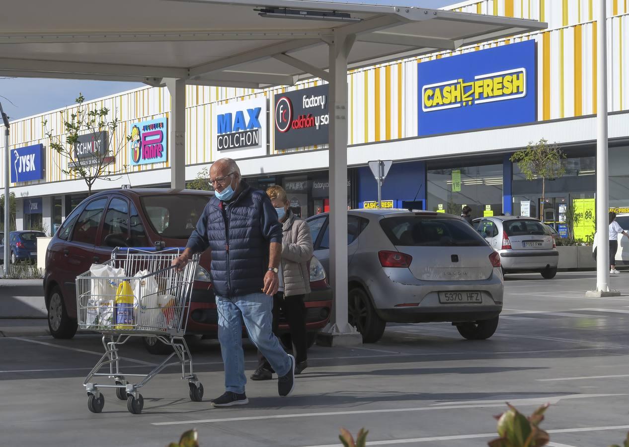 En imágenes: Dos Hermanas echa el cierre a los bares y a todo el comercio no esencial