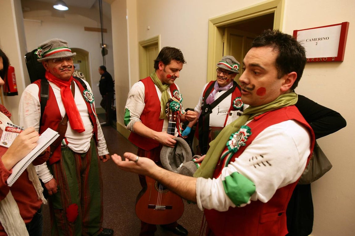 en 2011 descalificaron a 'Los molto contenti', la comparsa de Córdoba, por haber cantado en otro Concurso, ya que se exige que el repertorio sea inédito. Caras de tristeza de los componentes