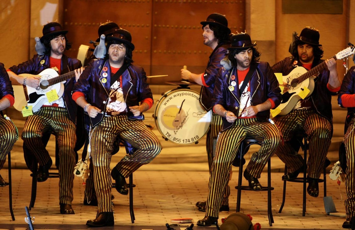 ''Los Joaquín Pamplina, cantautor de la plaza Mina'. Kike Remolino no sólo sacó una gran chirigota sino que se inspirí en el que sería pregonero de Carnaval nueve años después