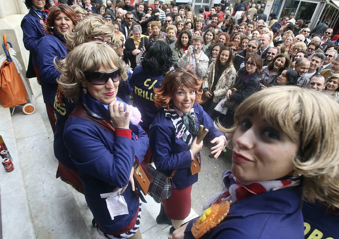 Chirigota ilegal en la escalera de Correos