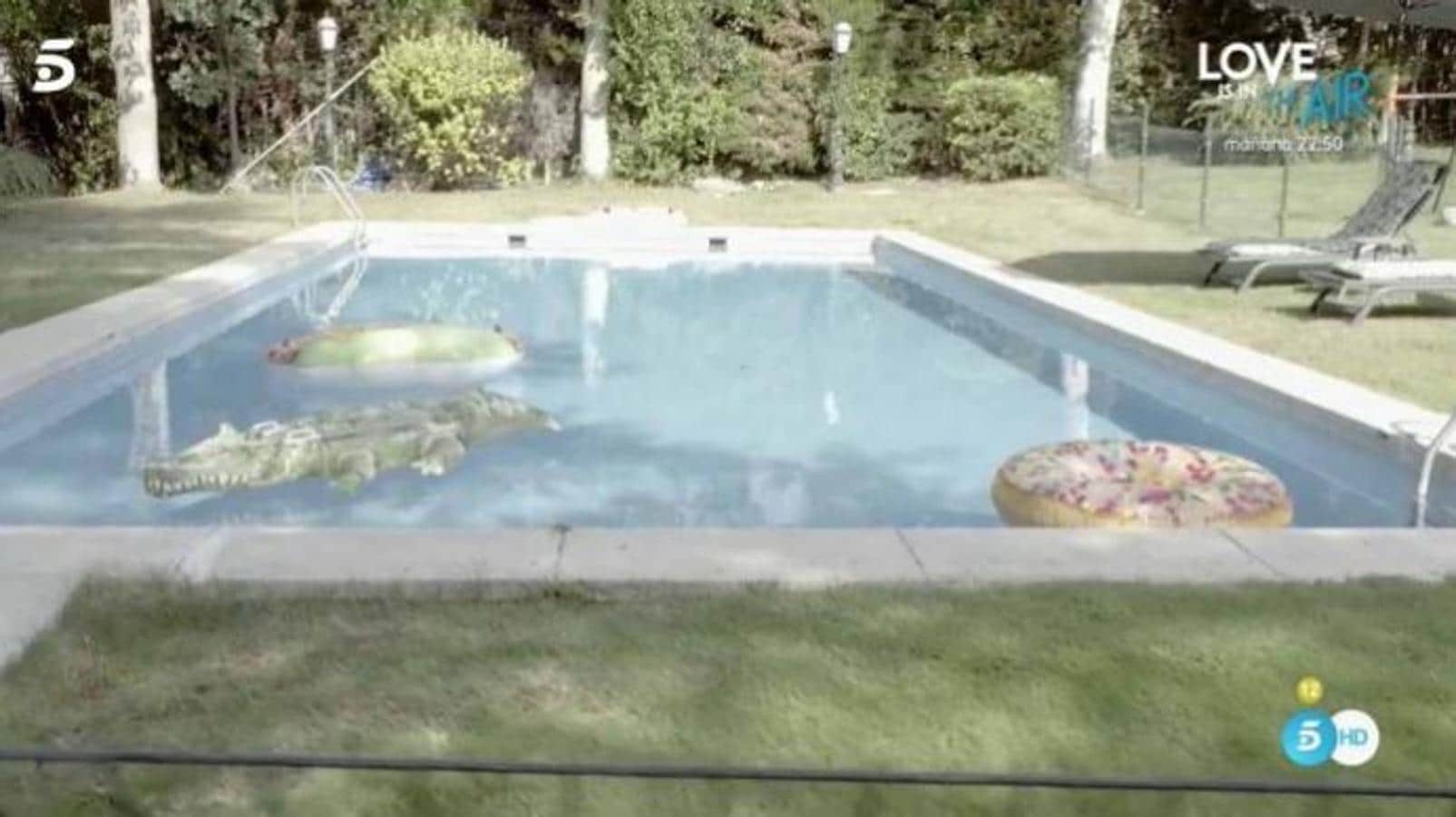 En verano, la familia disfruta de esta maravillosa piscina. 