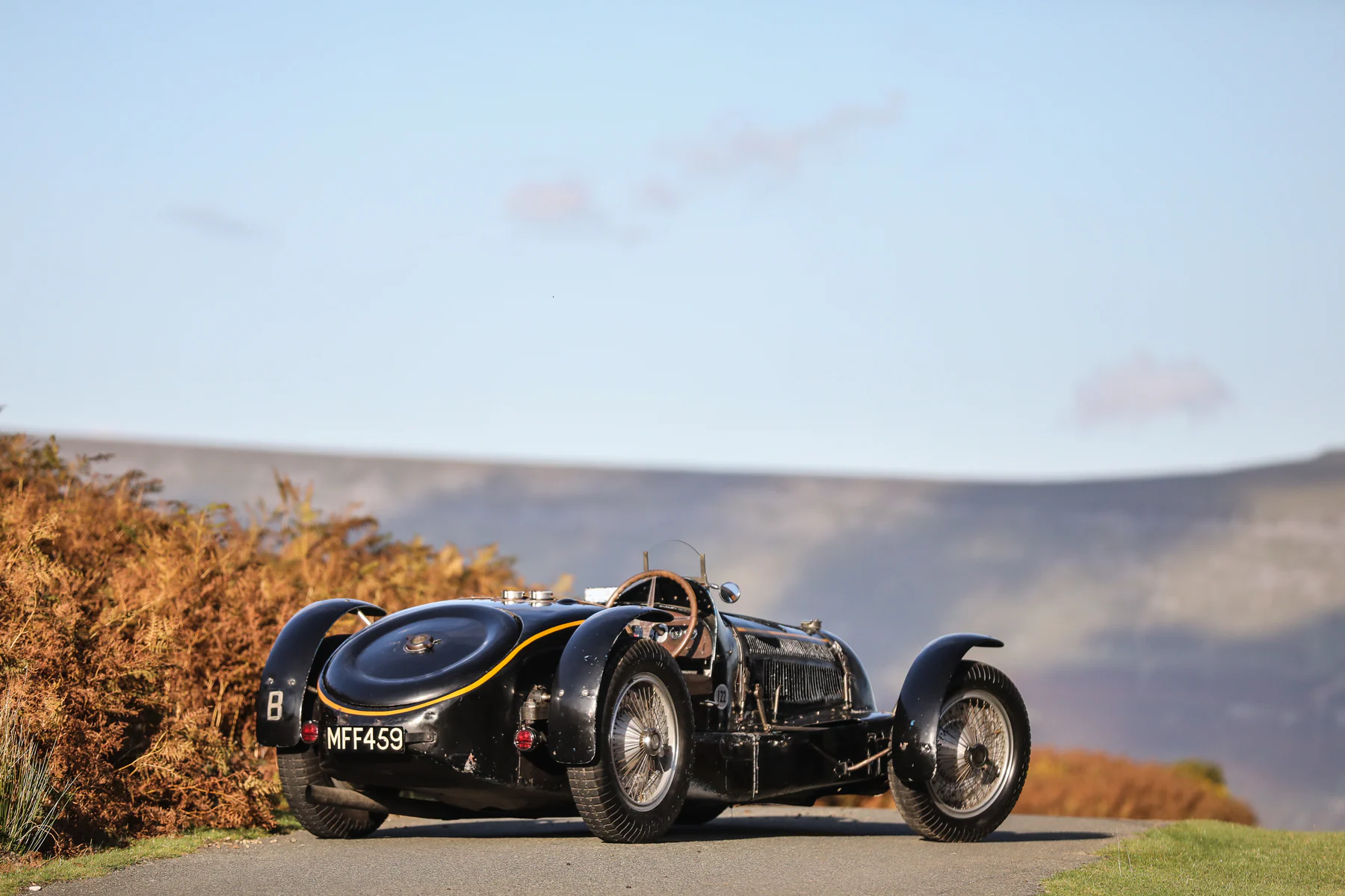 Bugatti Type 59 Sports (chasis 57248). ﻿Un Bugatti Type 59 Sports de 1934 con el número de chasis 57248 fue subastado por USD 12,681 millones en Gooding &amp; Company en Londres en septiembre de 2020. Esto lo convierte en uno de los Bugattis más caros que jamás se haya subastado en una subasta pública. El Bugatti Type 59 Sports fue creado como un coche de carreras para el equipo de fábrica Bugatti Grand Prix y ganó el Gran Premio de Bélgica en Spa, y luego terminó tercero en el Gran Premio de Mónaco. Algunos de los pilotos de carreras de Bugatti más famosos y exitosos estaban al volante de este automóvil, incluidos Robert Benoist, Louis Chiron, René Dreyfus, Achille Varzi y Jean-Pierre Wimille. Después de la exitosa temporada de carreras, Bugatti convirtió el Type 59 en un automóvil deportivo. El rey Leopoldo de Bélgica lo compró en 1937. El vehículo permanece en su estado original, sin restaurar hasta el día de hoy. Está propulsado por un motor de 8 cilindros en línea con una capacidad de 3,3 litros y un sobrealimentador. La potencia de salida fue de alrededor de 250 PS; otras variantes de motor alcanzaron hasta 380 CV en el Tipo 59, que se fabricó hasta 1936.
