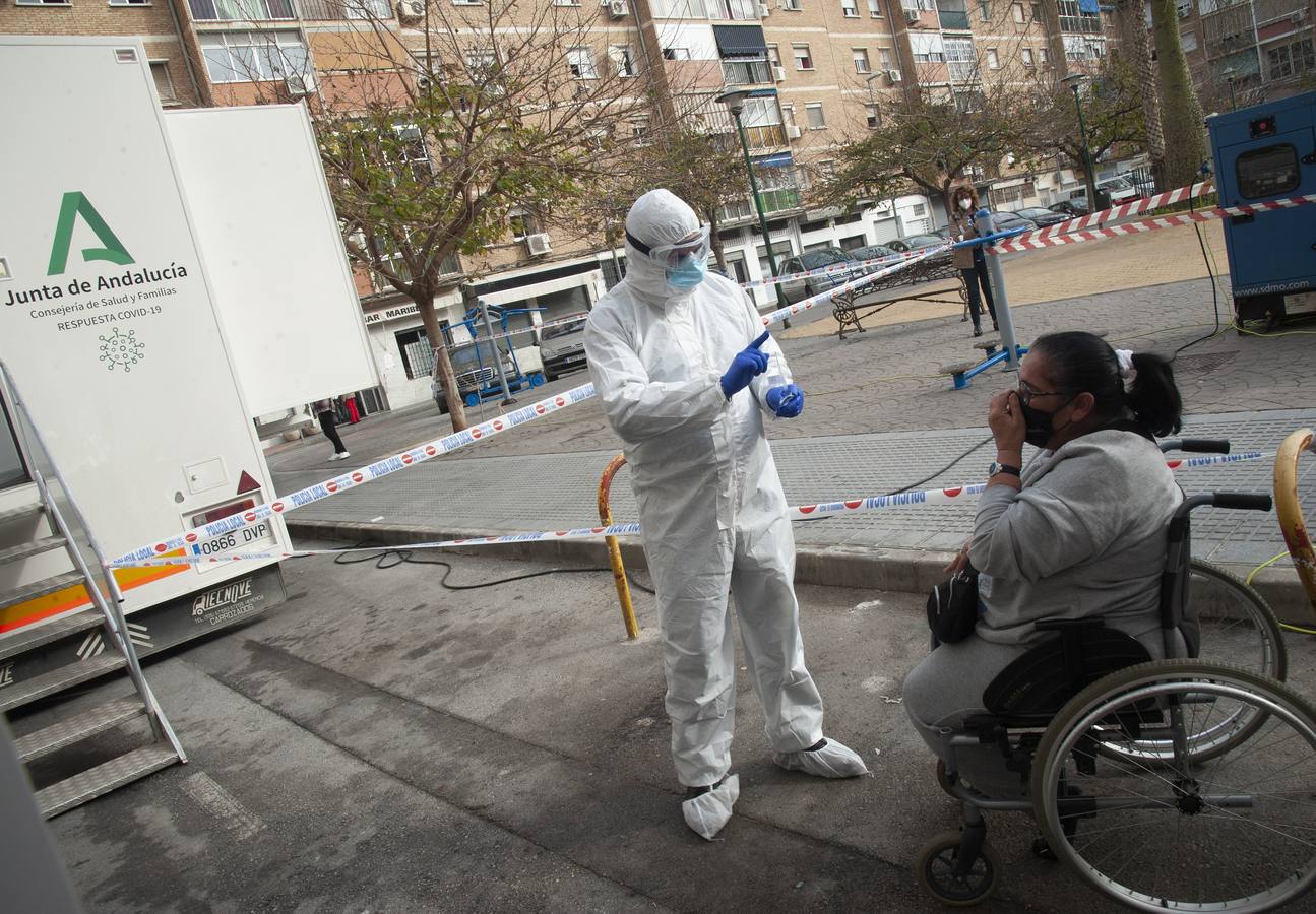 Un escuadrón de sanitarios toma un barrio de Málaga: 1.600 personas están citadas para un cribado masivo