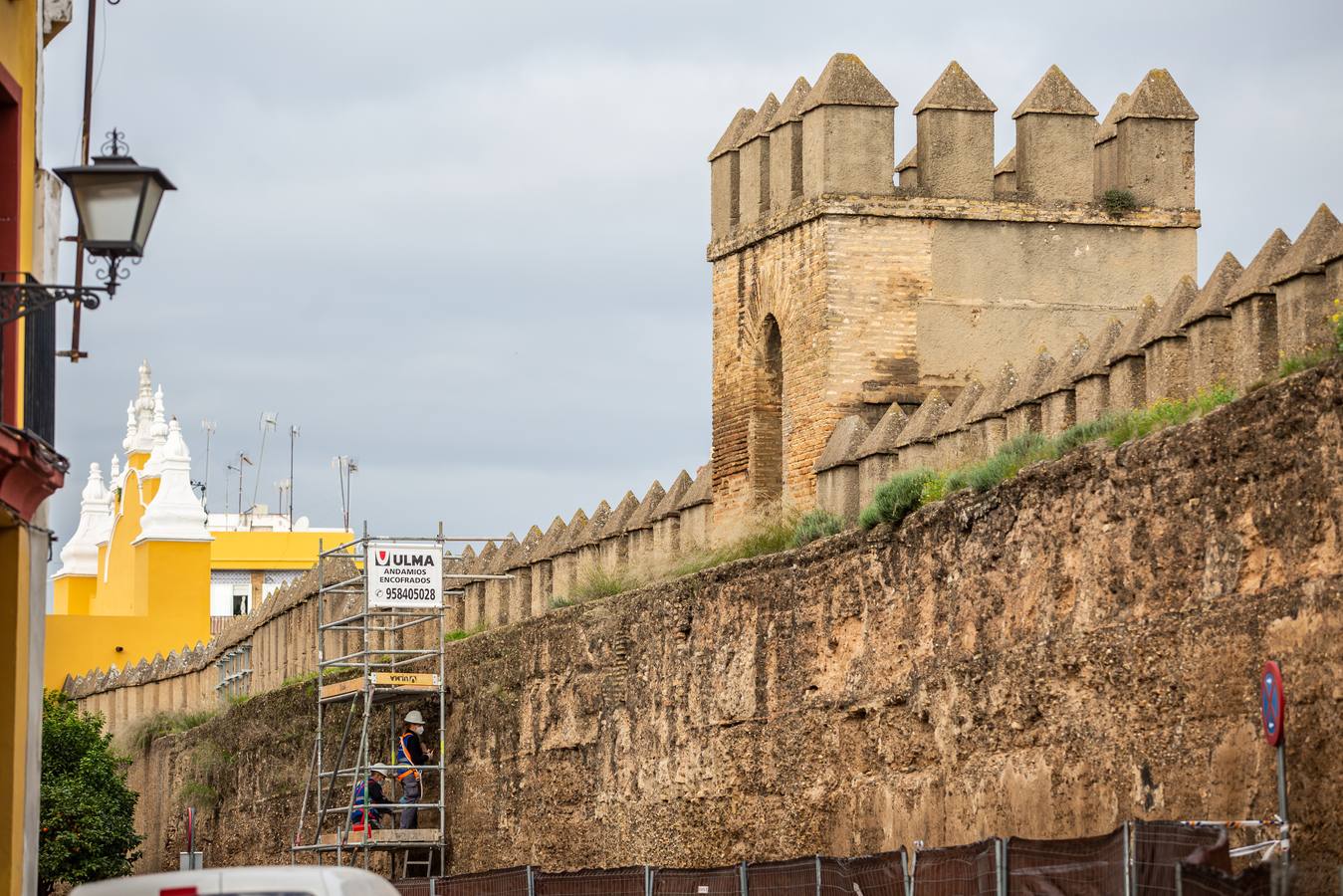 Primera fase de los trabajos de restauración de la muralla de la Macarena