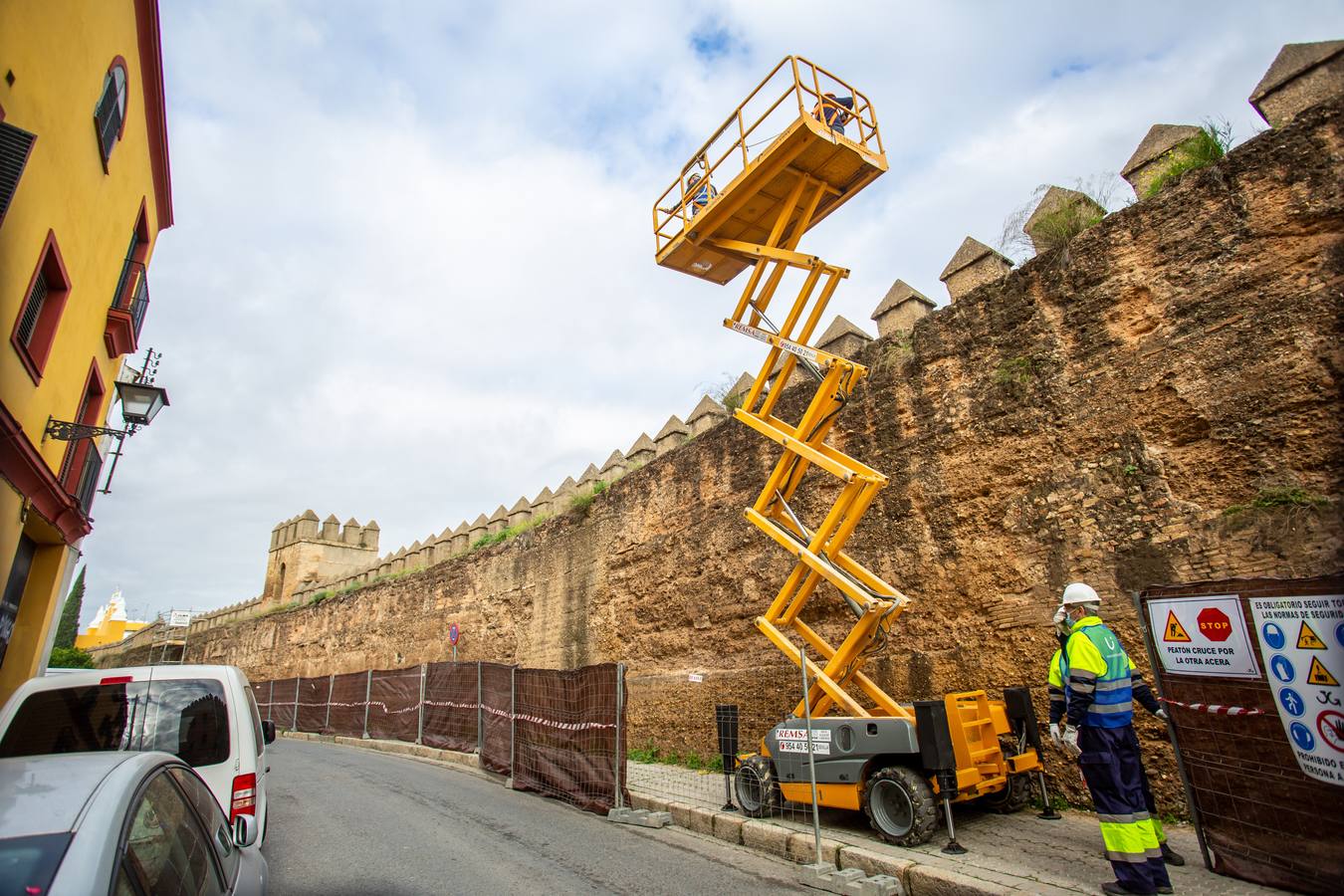 Primera fase de los trabajos de restauración de la muralla de la Macarena