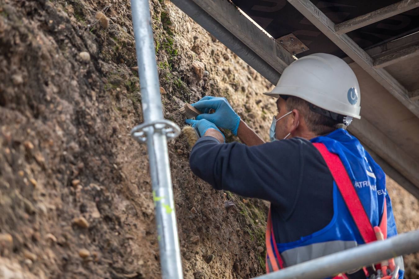 Primera fase de los trabajos de restauración de la muralla de la Macarena