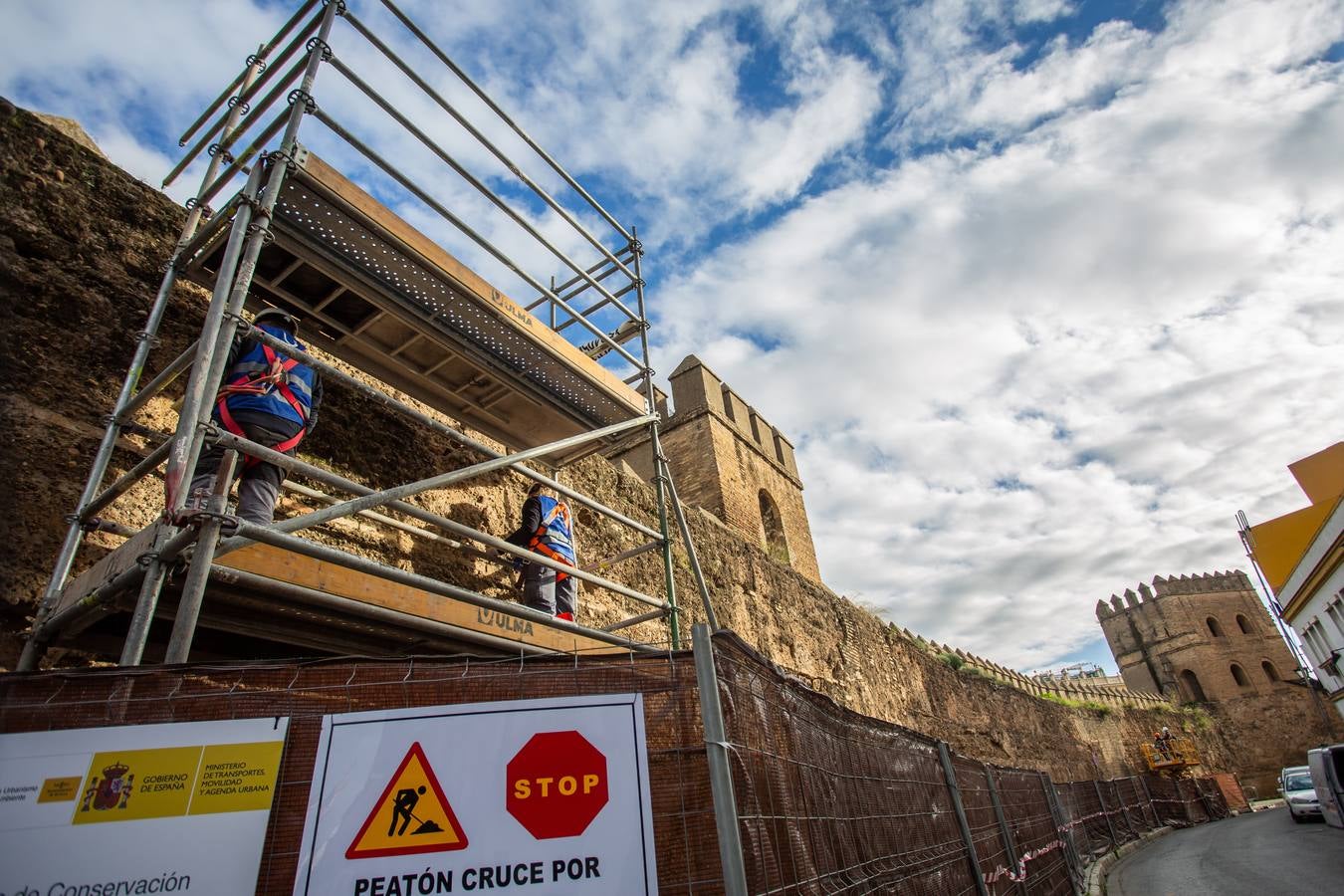 Primera fase de los trabajos de restauración de la muralla de la Macarena