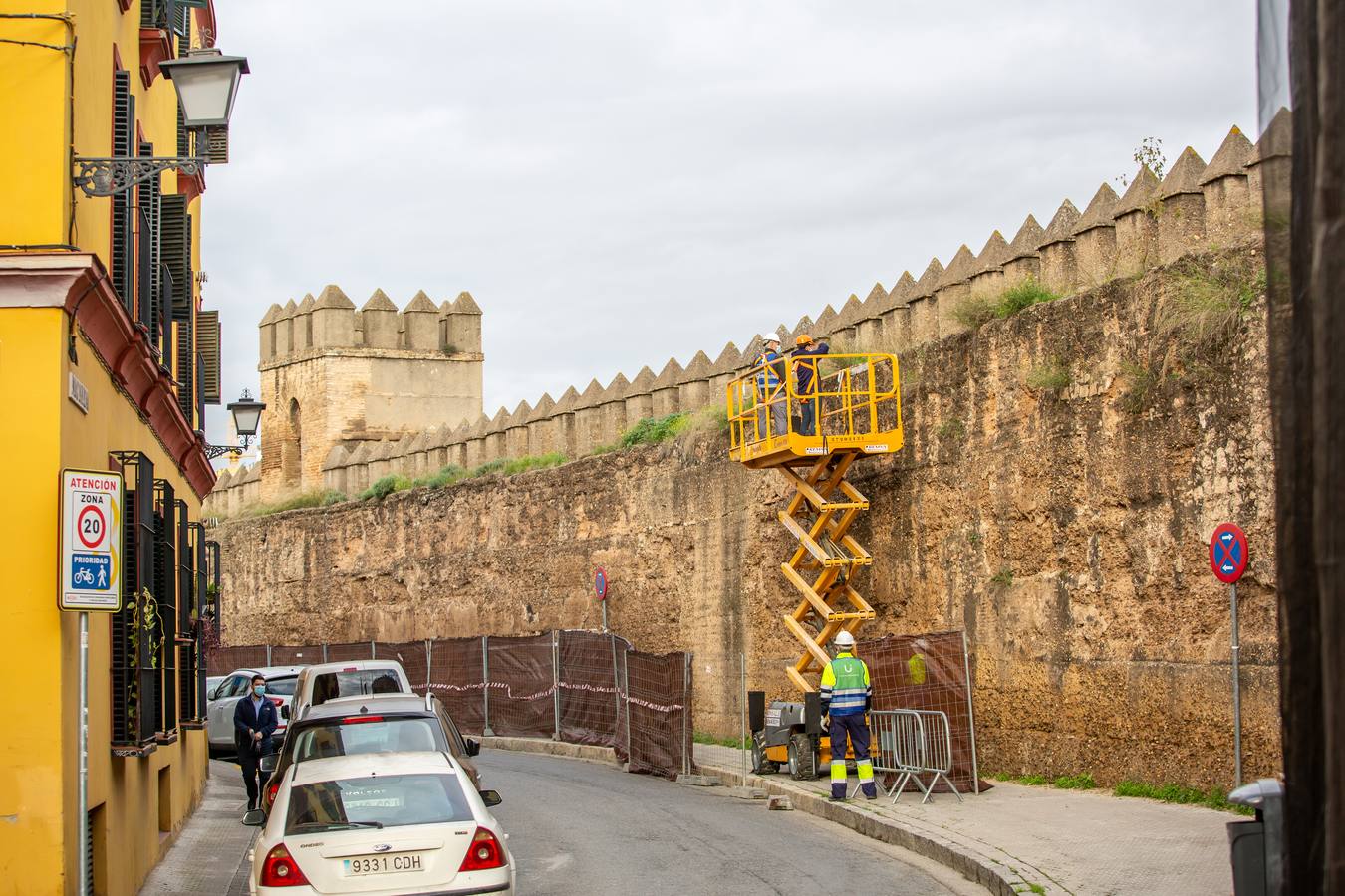 Primera fase de los trabajos de restauración de la muralla de la Macarena