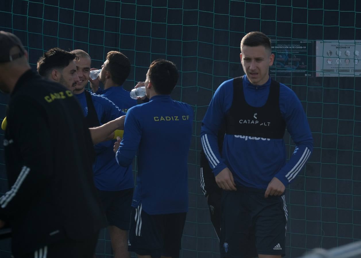 FOTOS: El Cádiz CF ya entrena con sus dos nuevos refuerzos