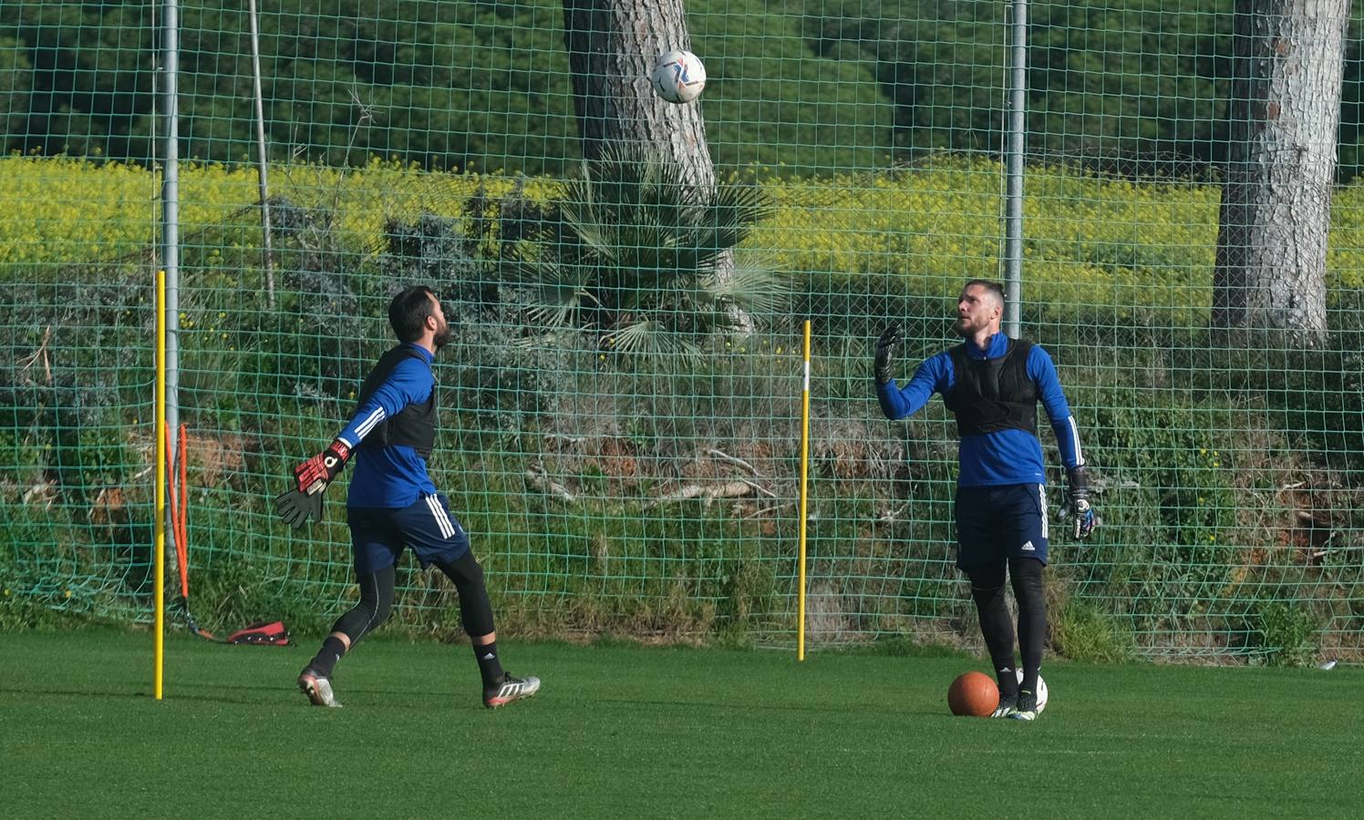 FOTOS: El Cádiz CF ya entrena con sus dos nuevos refuerzos