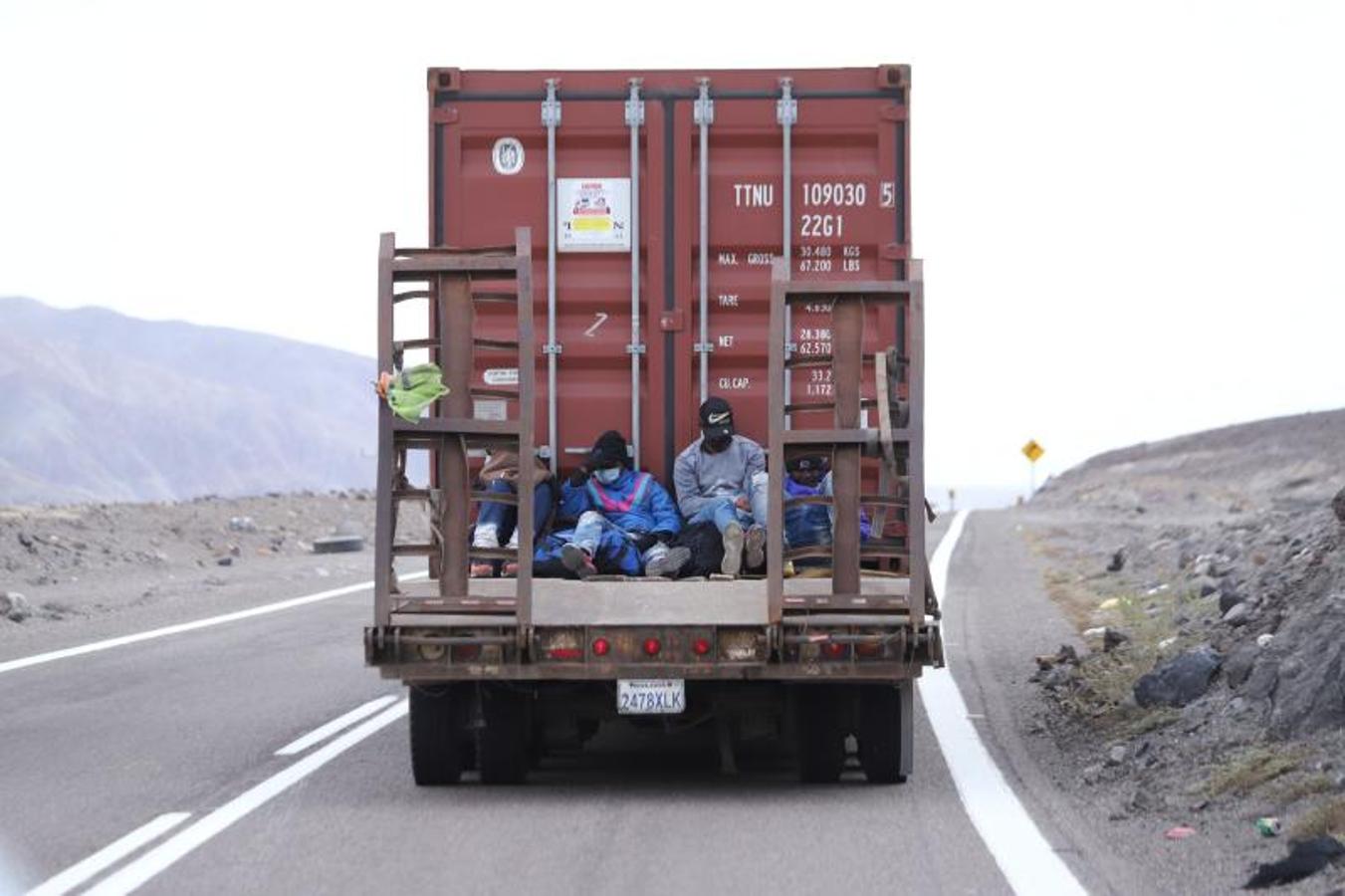 Migrantes venezolanos cruzan la frontera entre Bolivia y Chile en camión. 