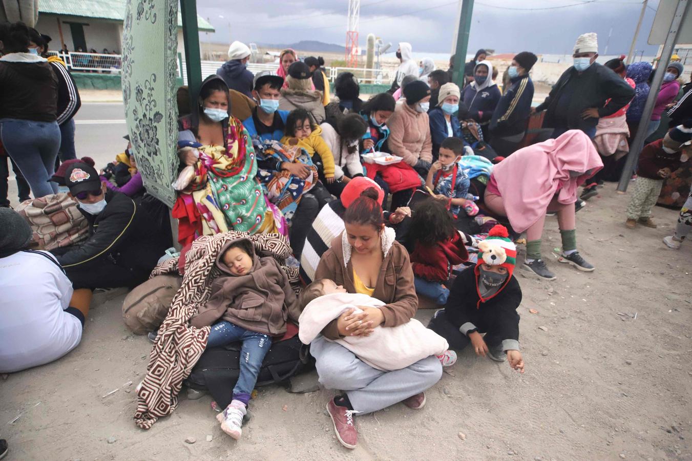 Un grupo de emigrantes, tras cruzar la frontera entre Bolivia y Chile. 