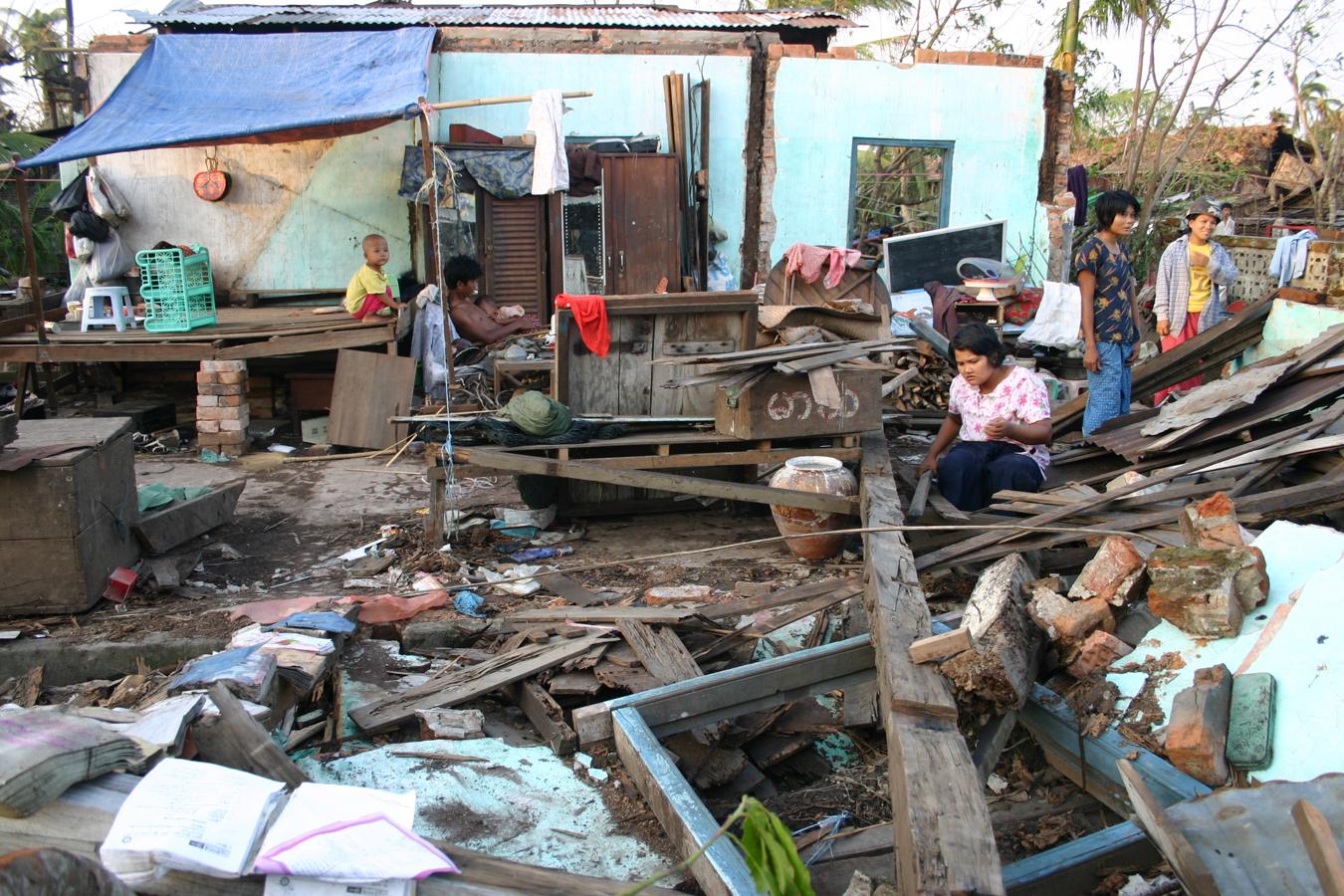 En 2008, cuando el ciclón «Nargis» se cobró más de 140.000 vidas, Birmania (Myanmar) llevaba más de cuatro décadas de dictadura militar aislada del mundo y sin apenas conexión de internet ni coches. 