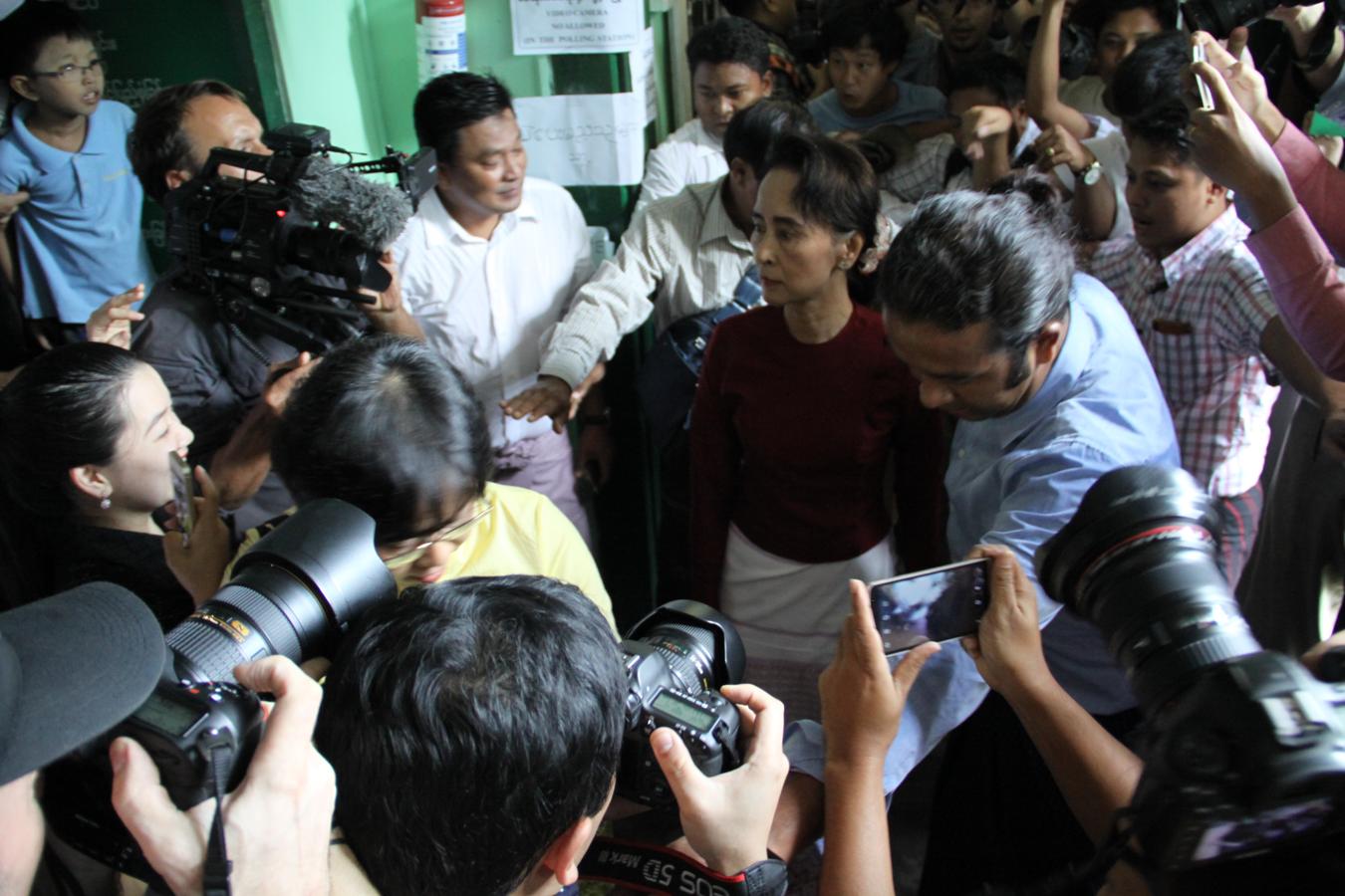 El 8 de noviembre de 2015 se celebraron las primeras elecciones libres, donde Aung San Suu Kyi pudo votar pero no optar al cargo de presidenta del Gobierno por un veto constitucional impuesto por los militares. 