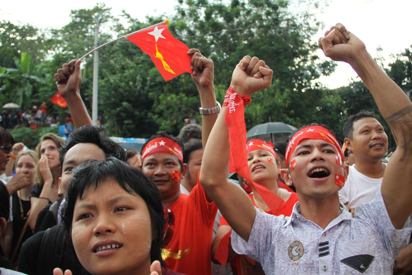 El partido de Aung San Suu Kyi, la Liga Nacional para la Democracia, venció por abrumadora mayoría, pero los militares se habían reservado el 25 por ciento de los escaños del Parlamento y e importantes ministerios. 