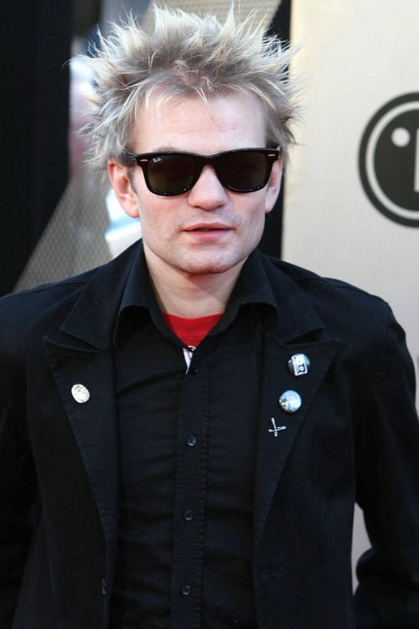 Por la misma época pasó de un cantante «teen», pasó al malote de la banda de punk-rock, Deryck Whibley.. 