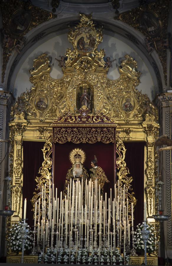 La Virgen de la Amargura, en el altar mayor de San Juan de la Palma