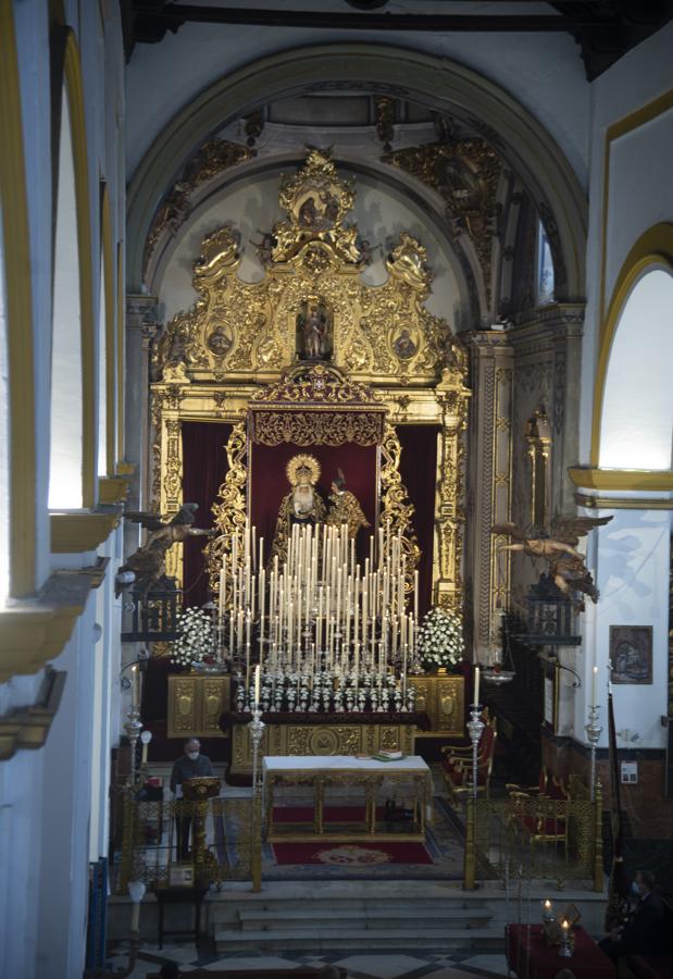 La Virgen de la Amargura, en el altar mayor de San Juan de la Palma