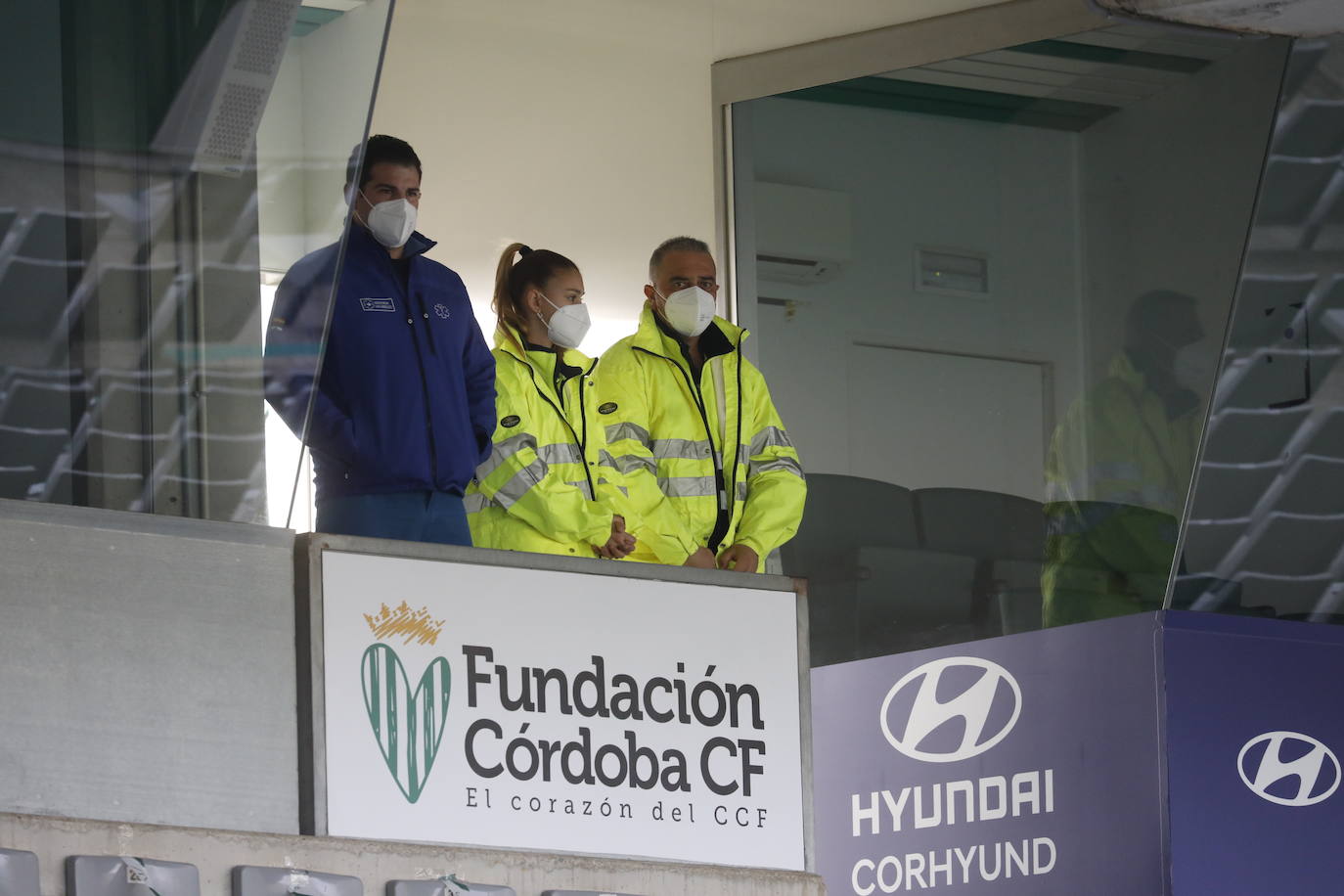 El gélido ambiente del Córdoba CF - Recreativo Granada a puerta cerrada, en imágenes