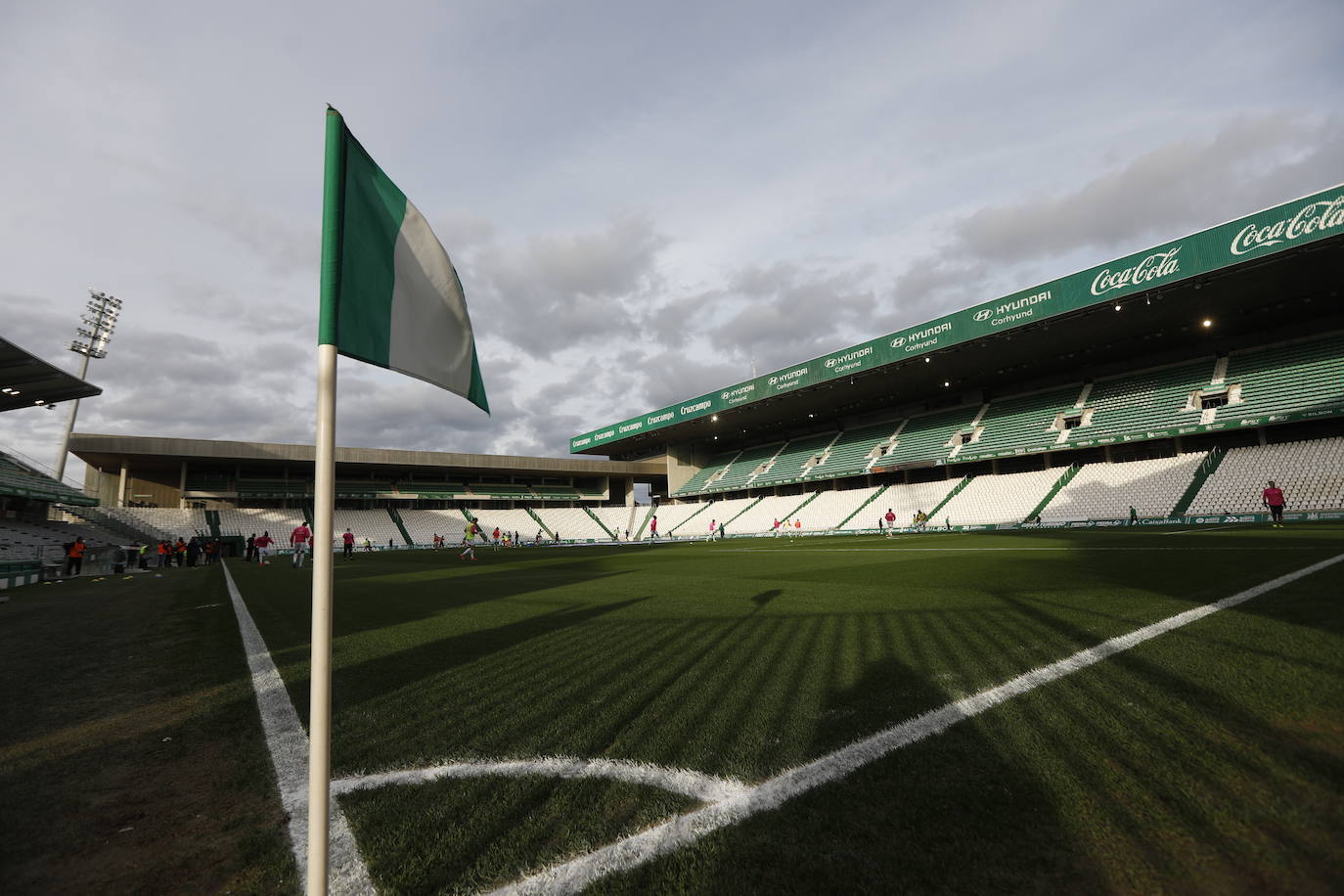 El gélido ambiente del Córdoba CF - Recreativo Granada a puerta cerrada, en imágenes