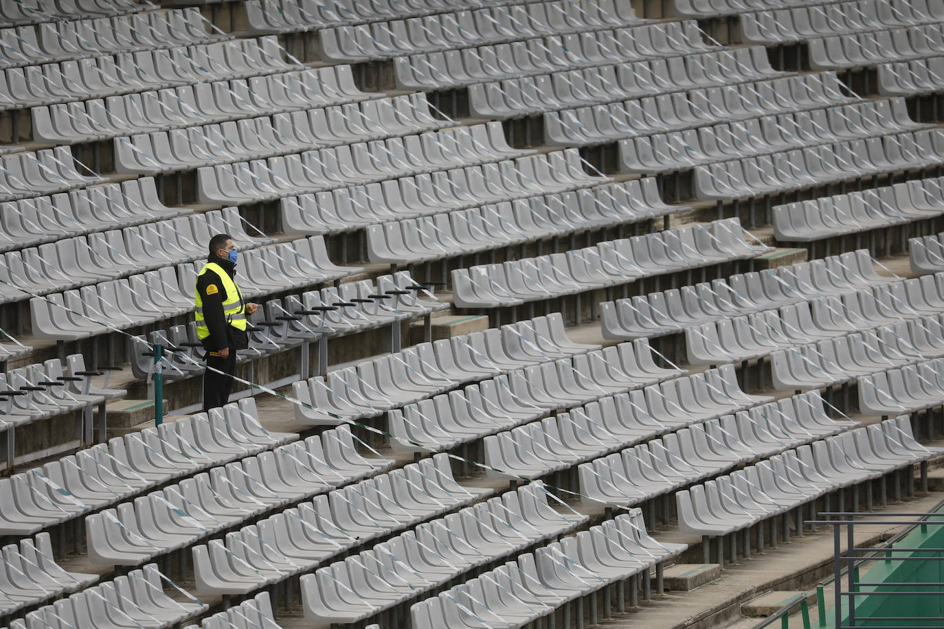 El gélido ambiente del Córdoba CF - Recreativo Granada a puerta cerrada, en imágenes