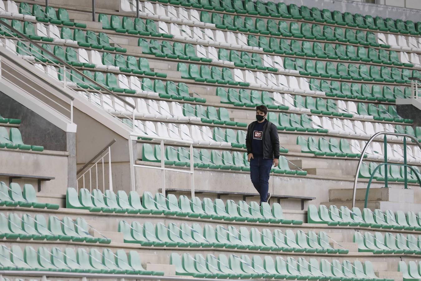 El gélido ambiente del Córdoba CF - Recreativo Granada a puerta cerrada, en imágenes