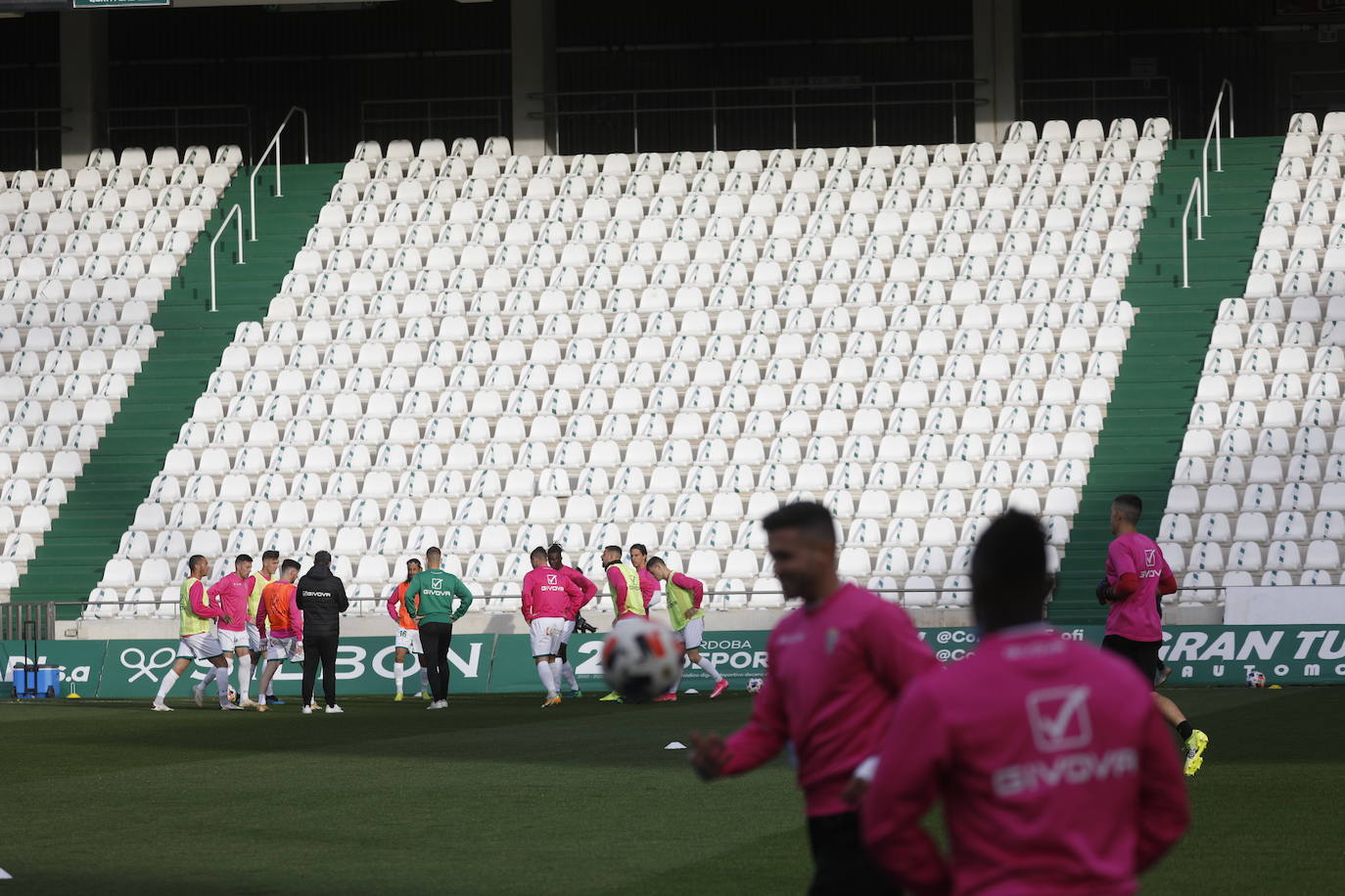 El gélido ambiente del Córdoba CF - Recreativo Granada a puerta cerrada, en imágenes